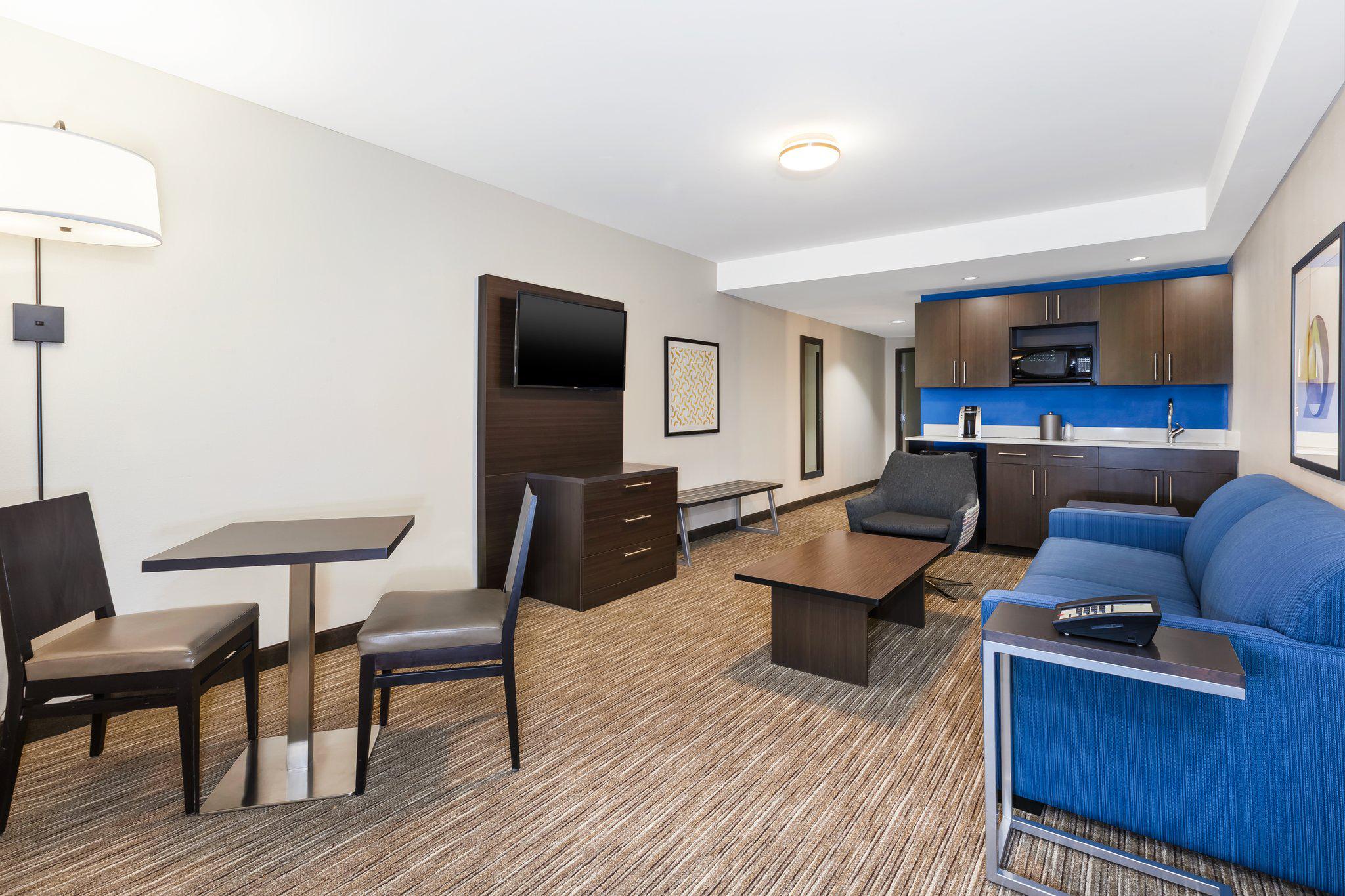 Holiday Inn Express Winnipeg Airport - Polo Park www.ourbis.ca