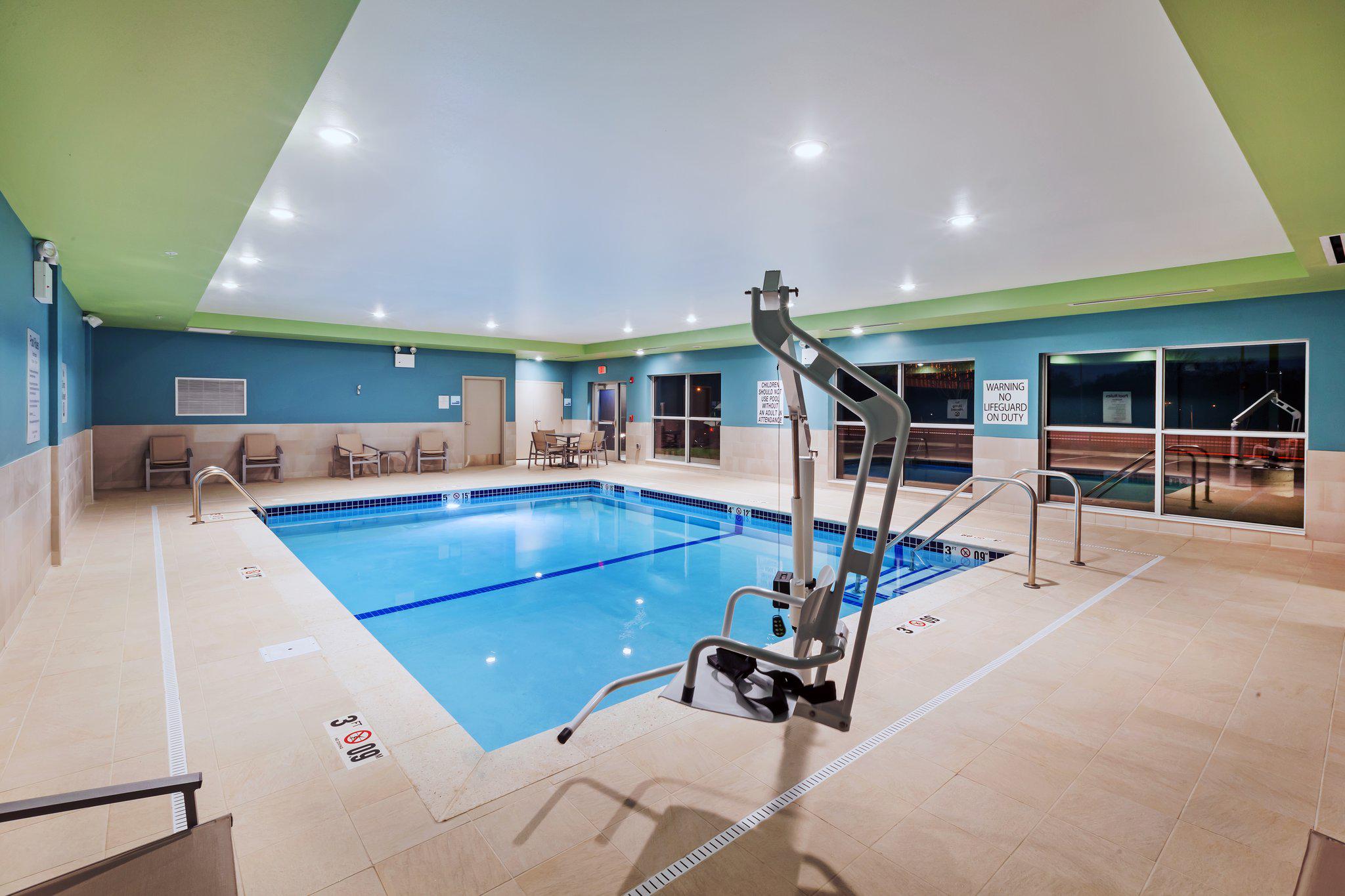 Holiday Inn Express & Suites Lenexa - Overland Park Area Photo