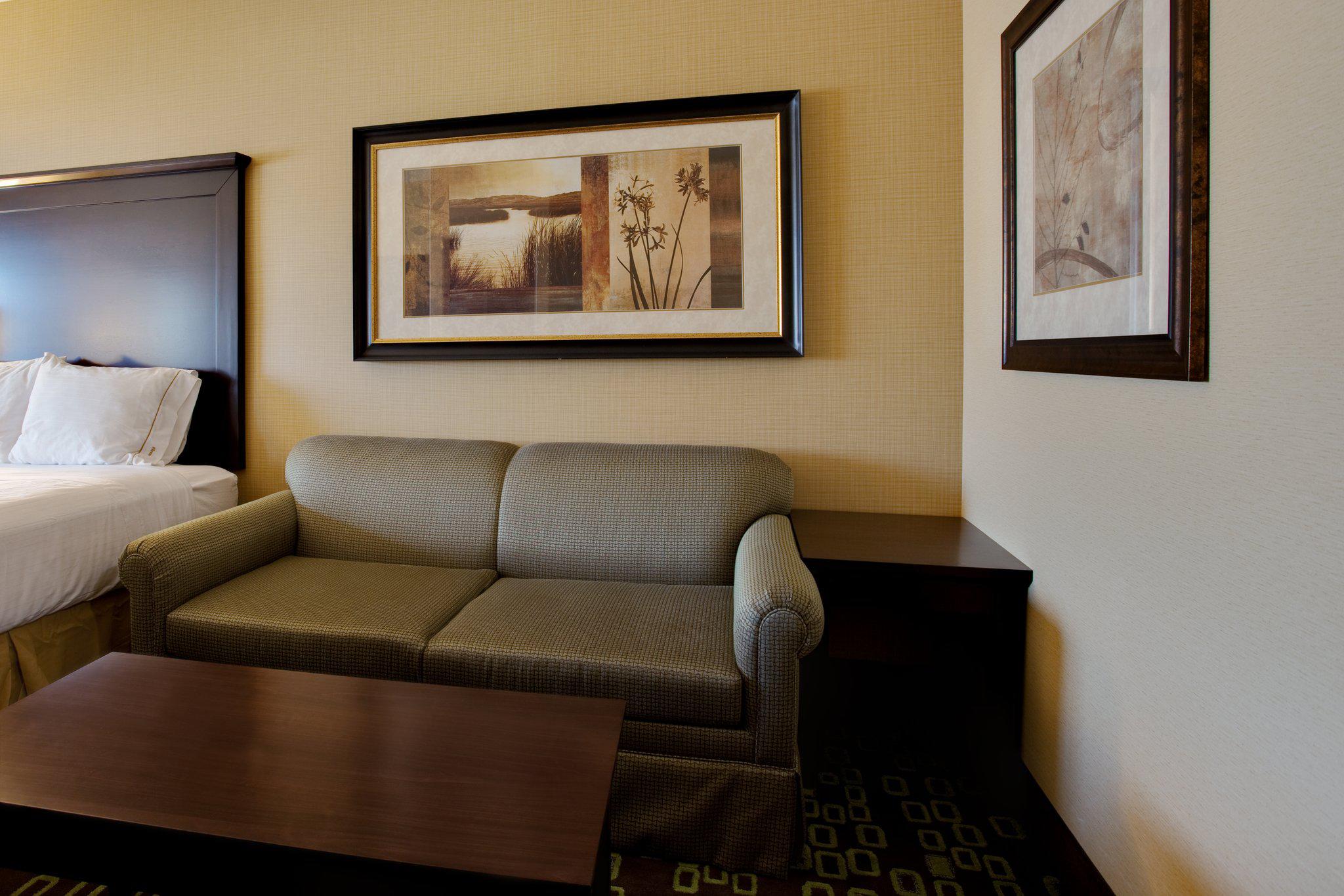 Holiday Inn Express & Suites Woodland Hills Photo