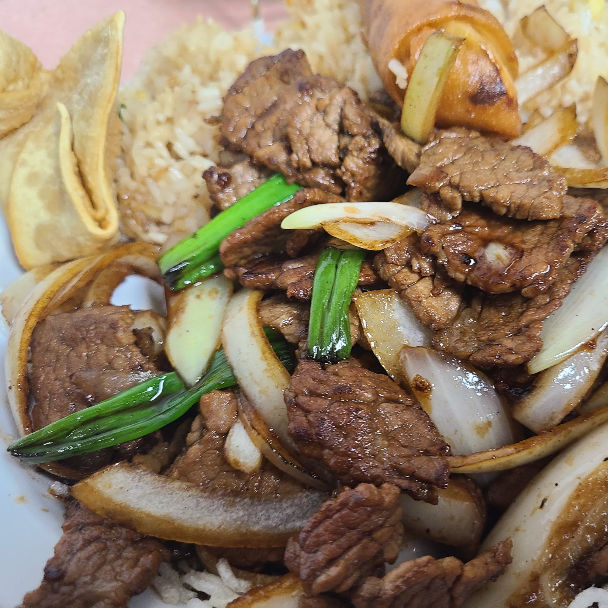Mongolian Beef special ( includes eggroll,crab rangoon and rice)