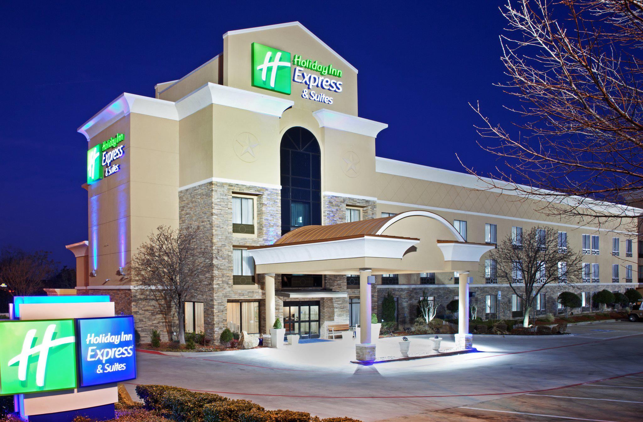 Holiday Inn Express & Suites Arlington (I-20-Parks Mall) Photo