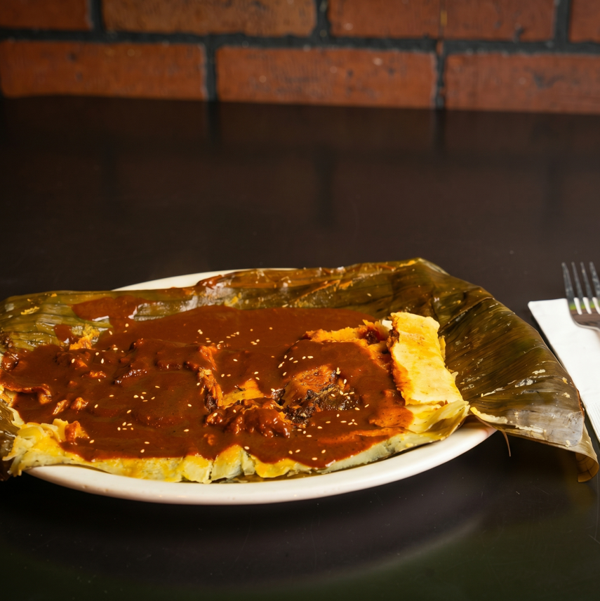 Mole rojo tamale en hoja de platano