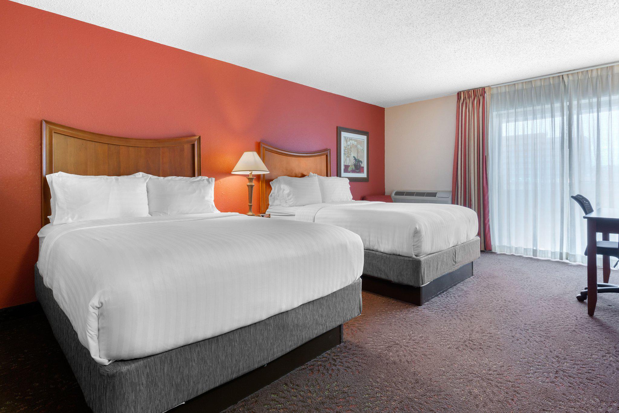 Holiday Inn Express Chicago-Downers Grove Photo