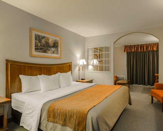 Images Rodeway Inn & Suites On The River