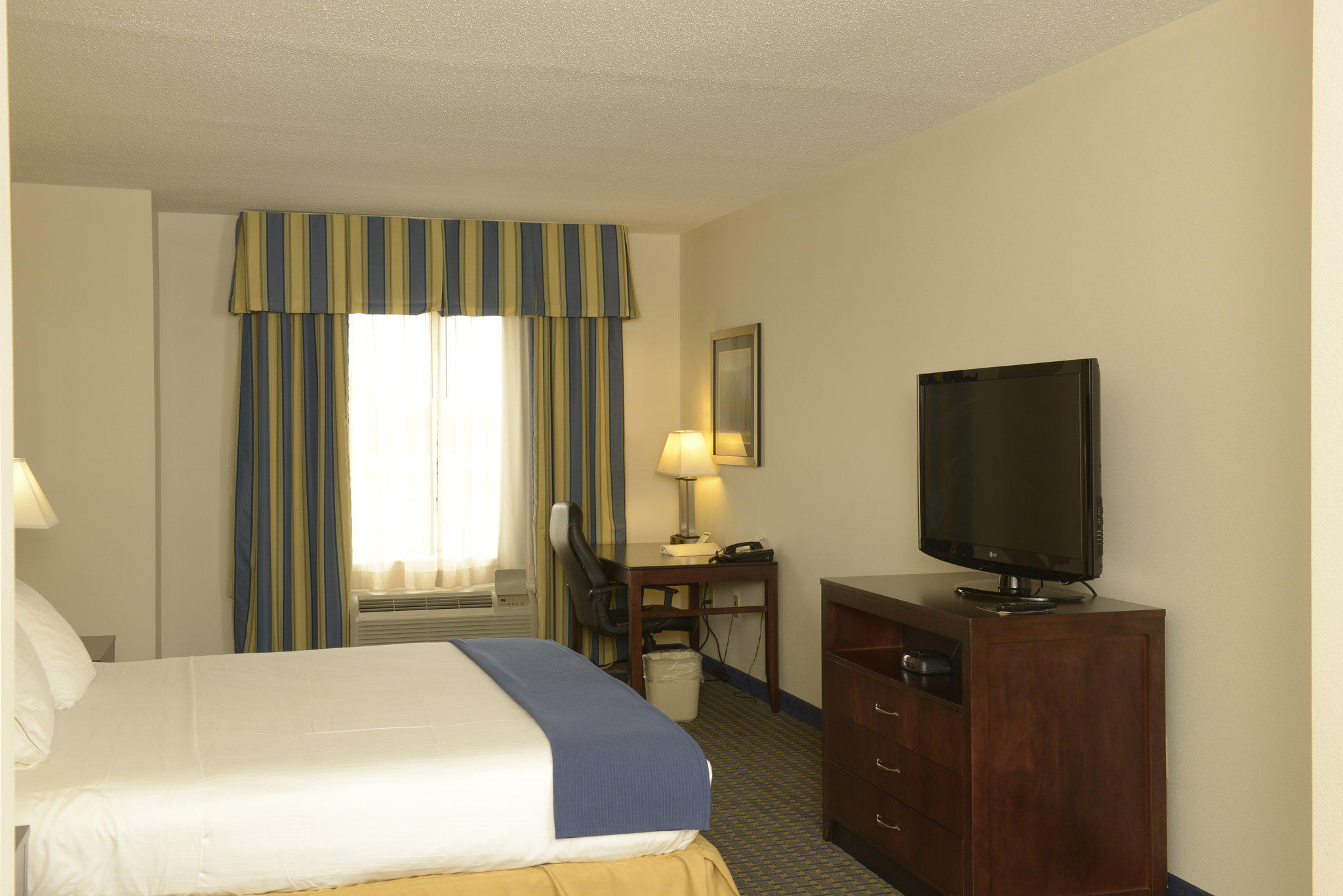 Holiday Inn Express & Suites Wilson-Downtown Photo