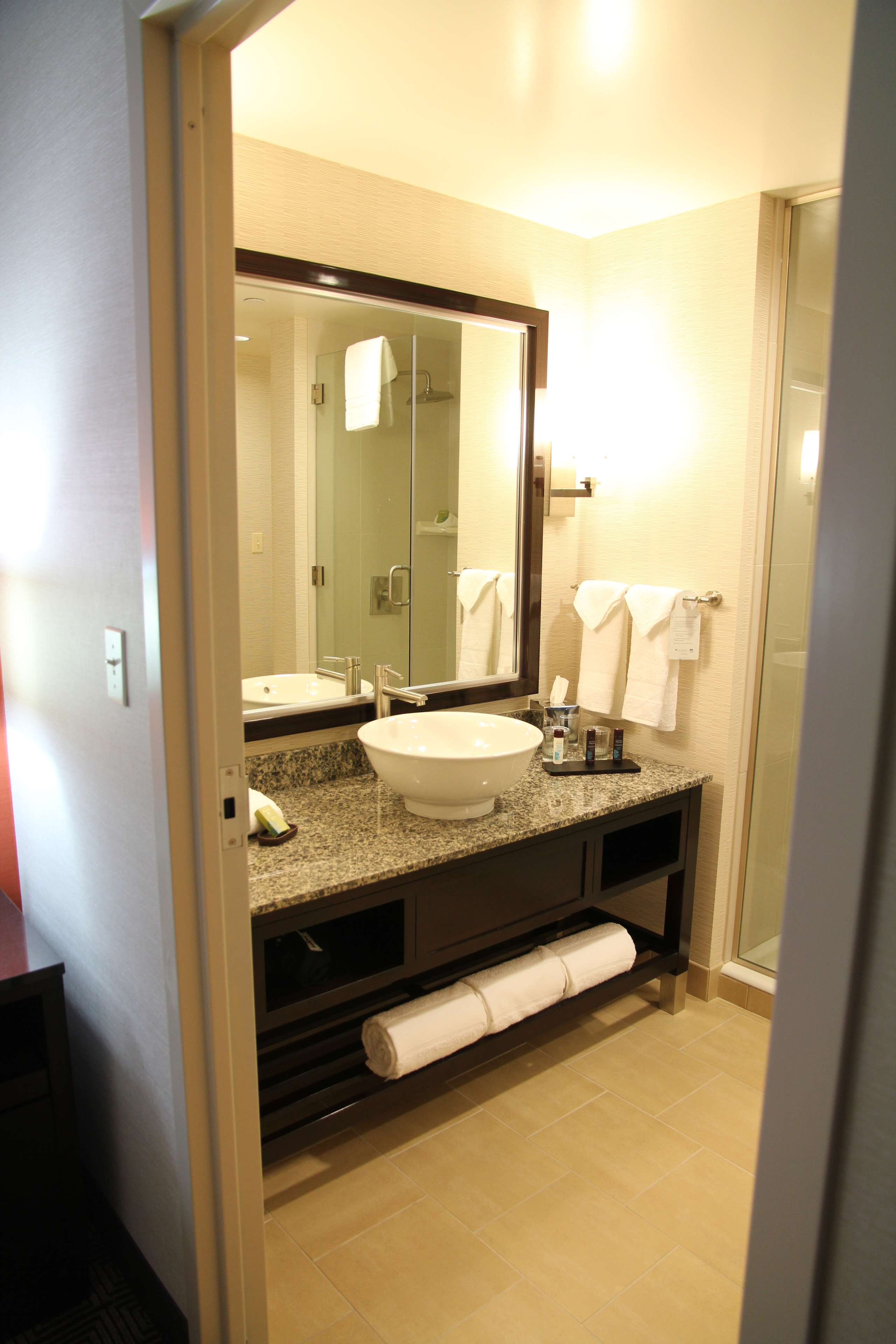 Guest room bath