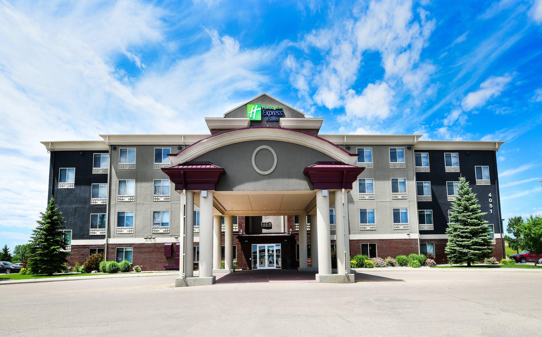 Holiday Inn Express & Suites Grand Forks Photo