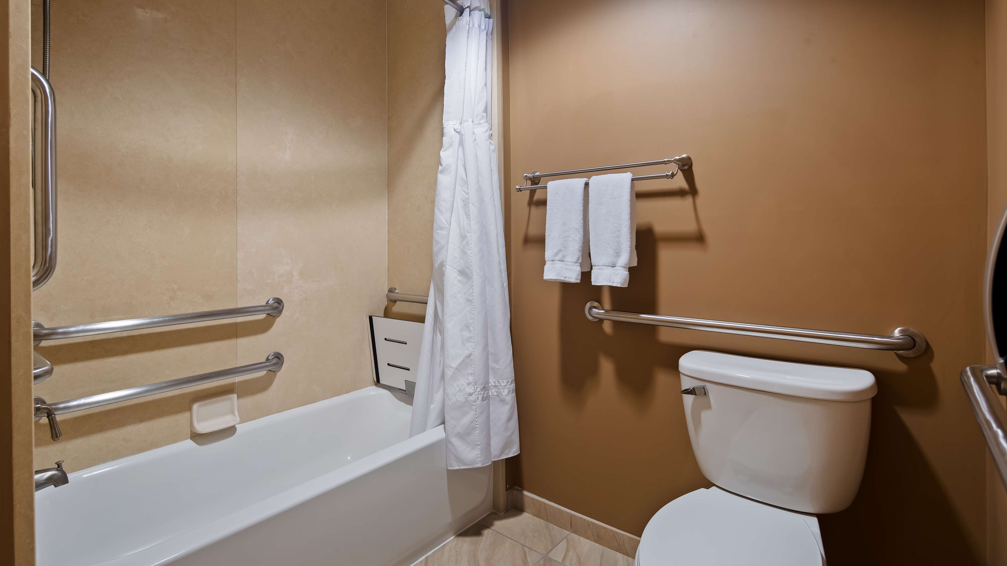 Best Western Plus College Park Hotel Photo