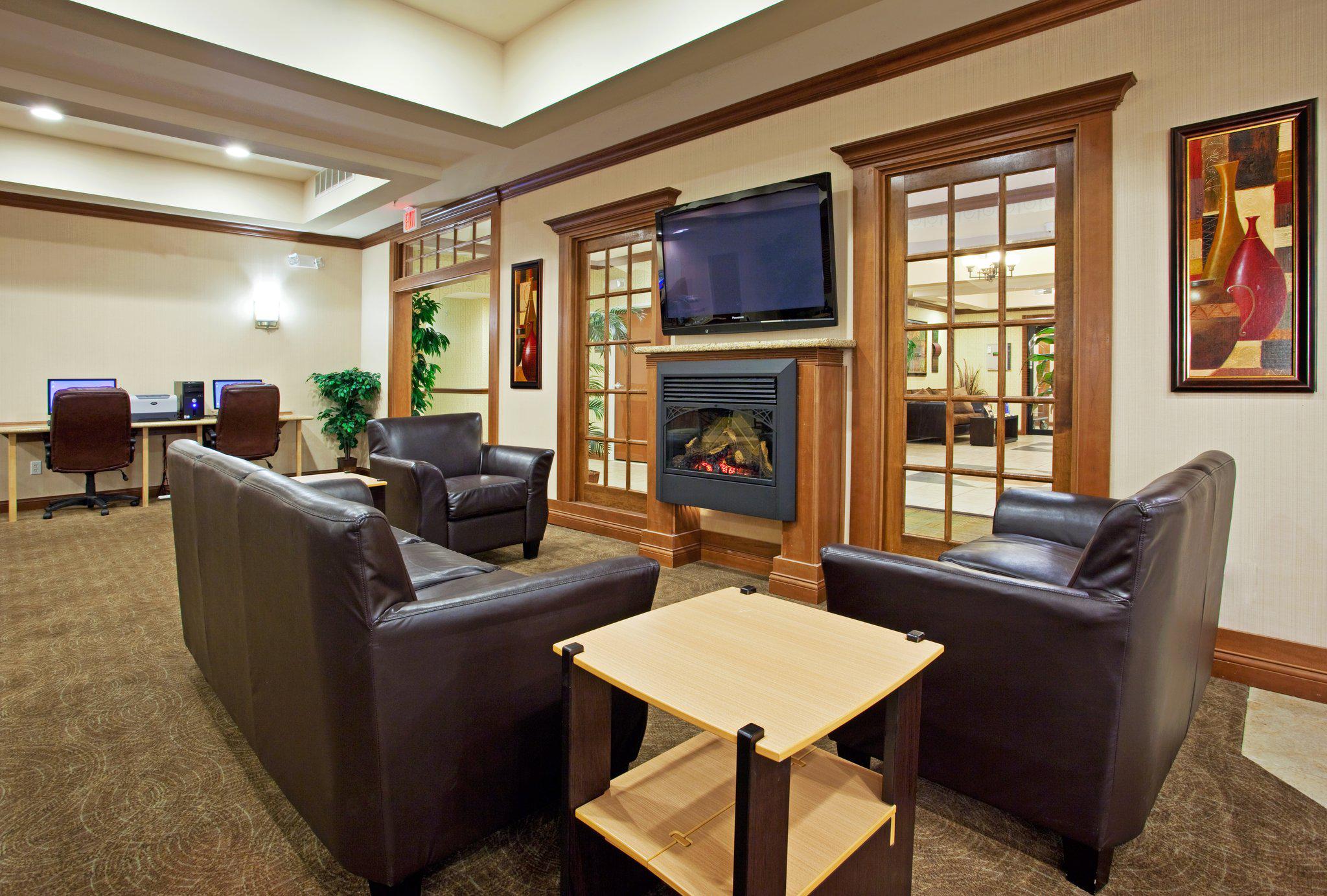 Holiday Inn Express & Suites Howell Photo