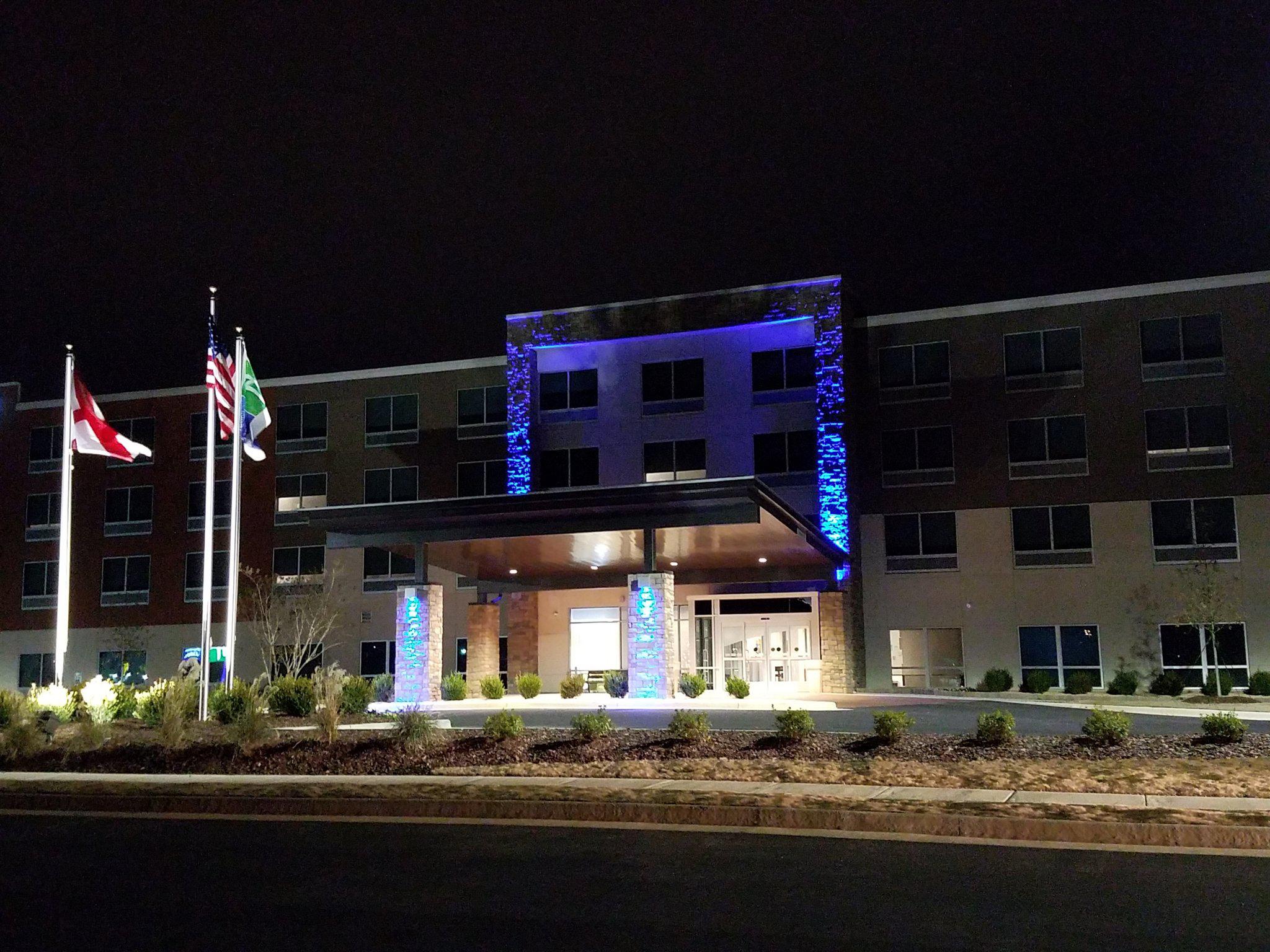 Holiday Inn Express & Suites Decatur Photo