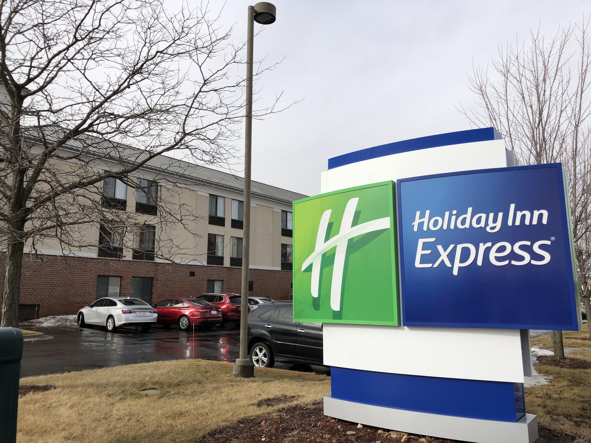 Holiday Inn Express & Suites Delafield Photo