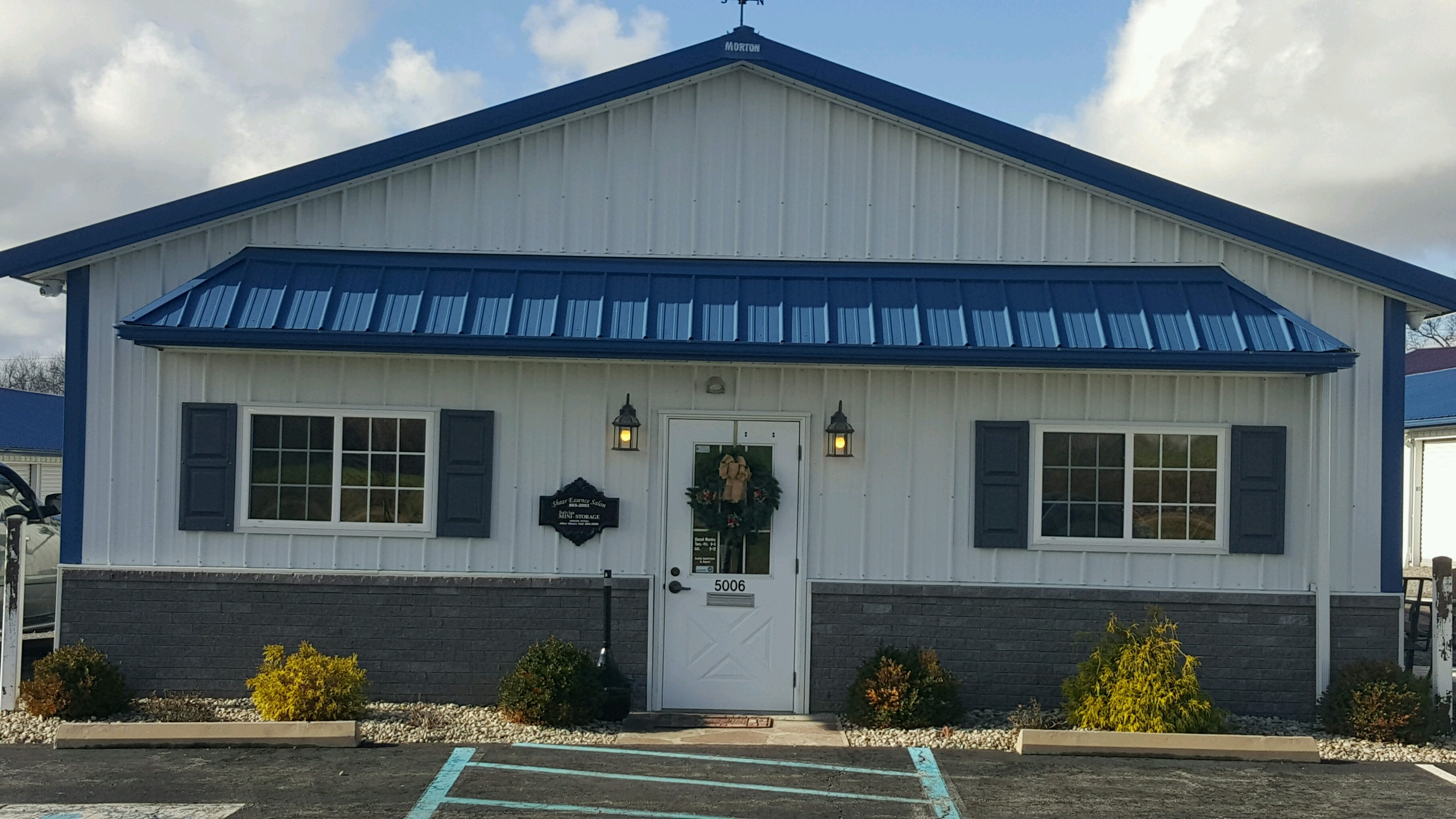 Salvisa Storage Logo