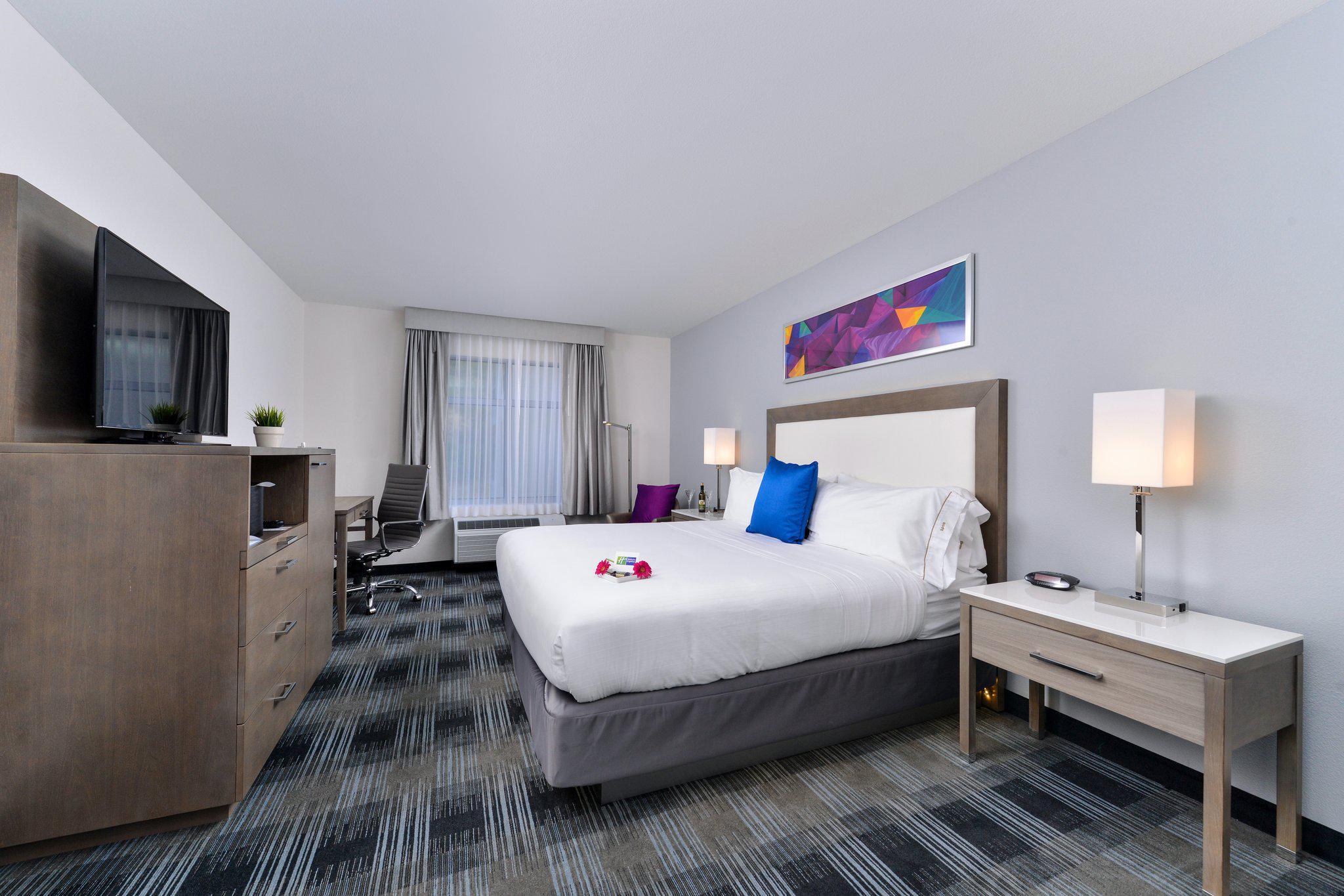 Holiday Inn Express & Suites San Diego - Mission Valley Photo