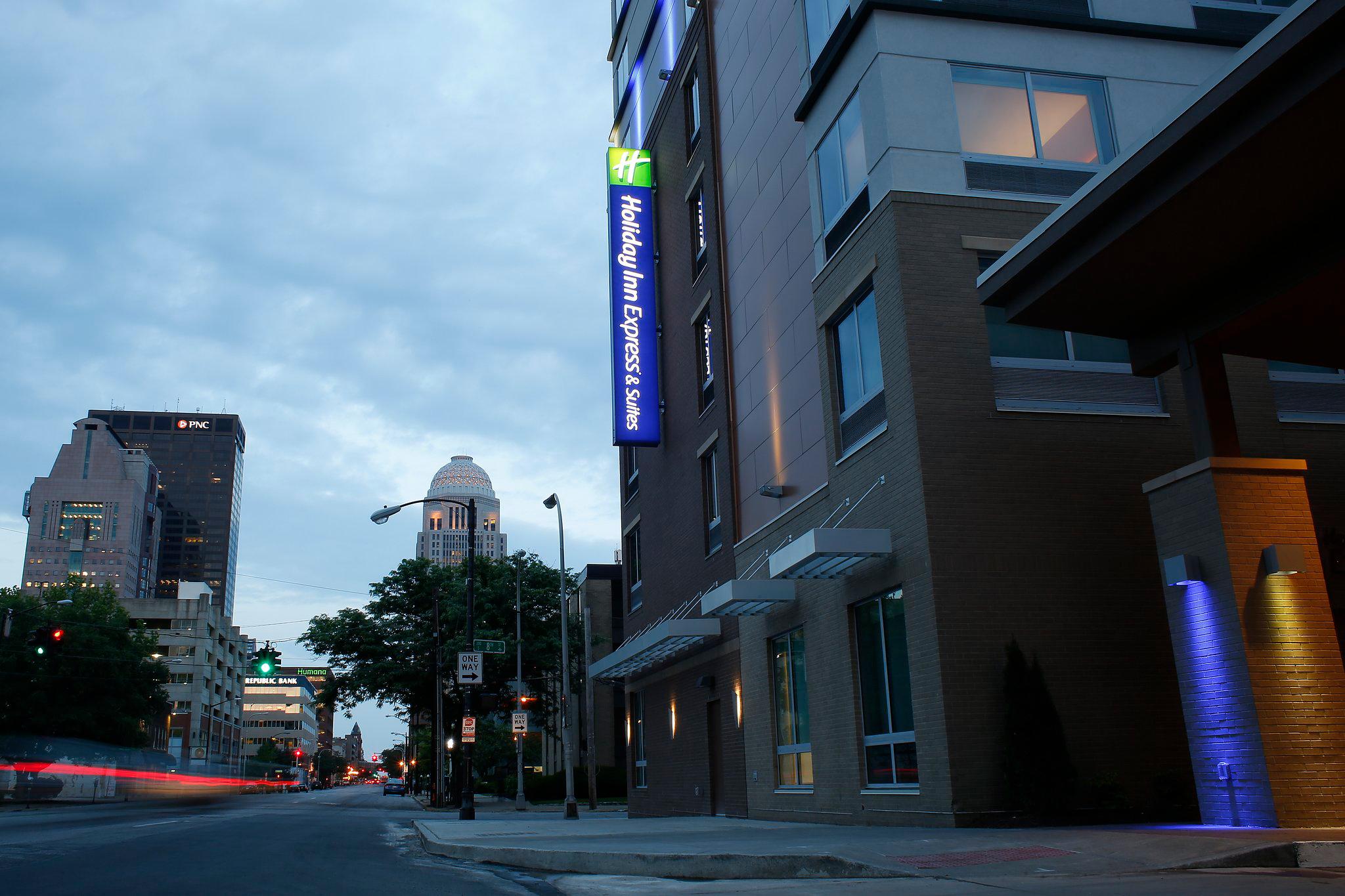 Holiday Inn Express & Suites Louisville Downtown Photo