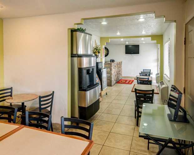 Images Econo Lodge East