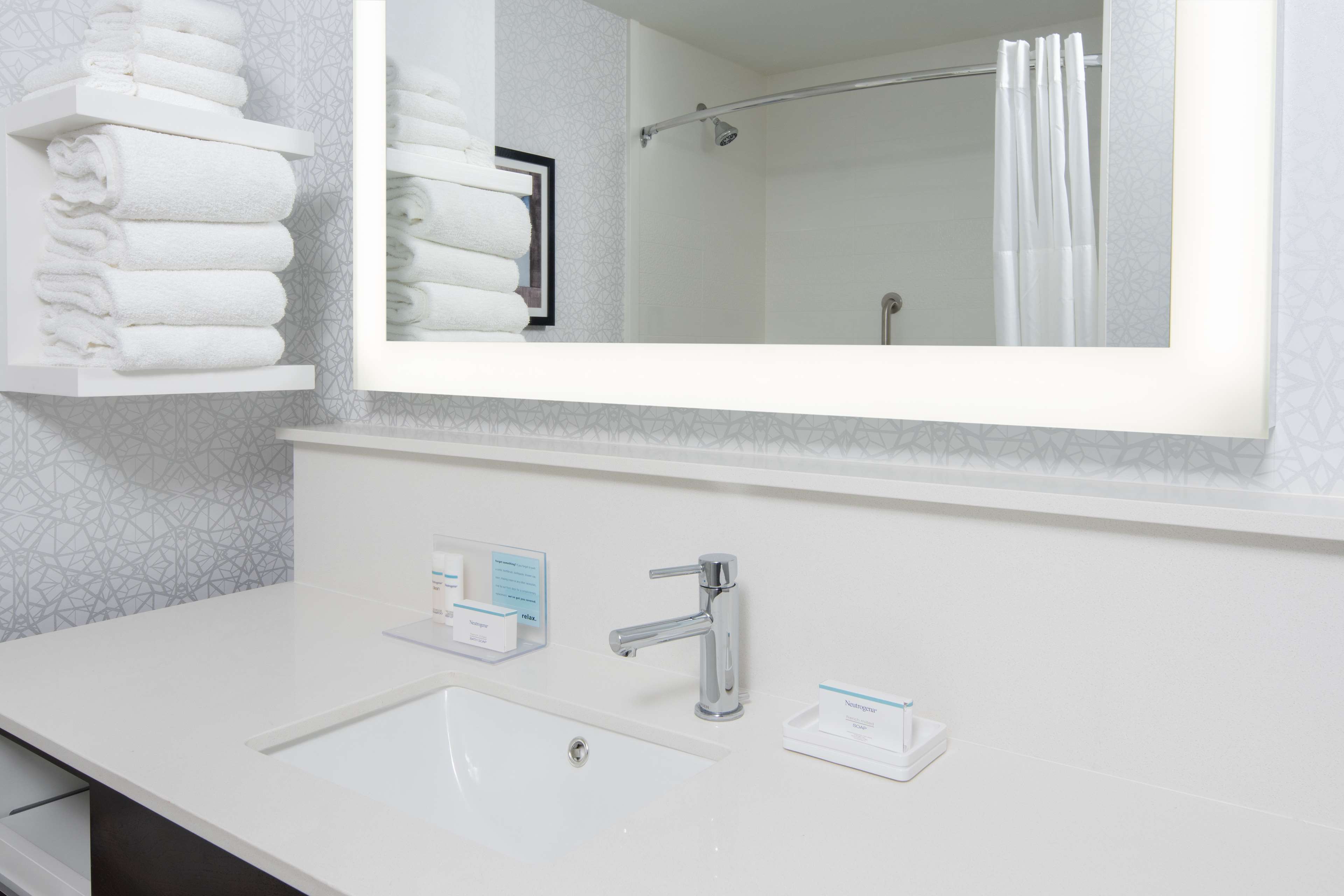 Guest room bath