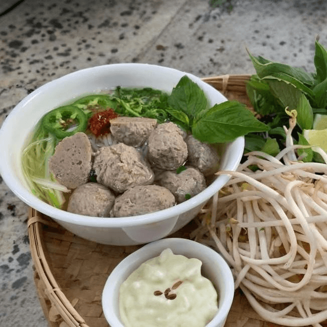 25. Rare Beef & Beef Balls Noodle Soup / Phở Tái Bò Viên