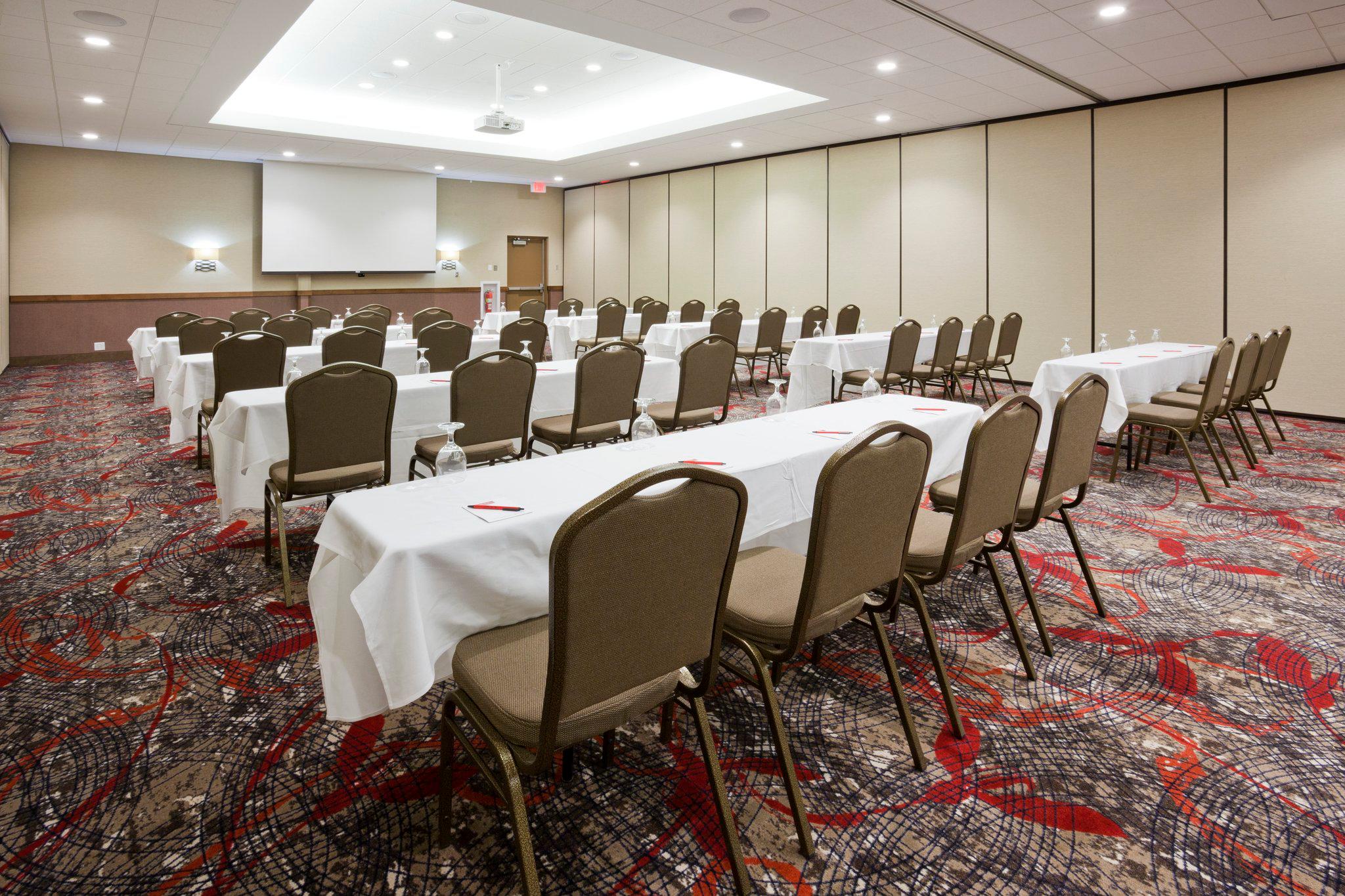 Holiday Inn Express & Suites Willmar Photo