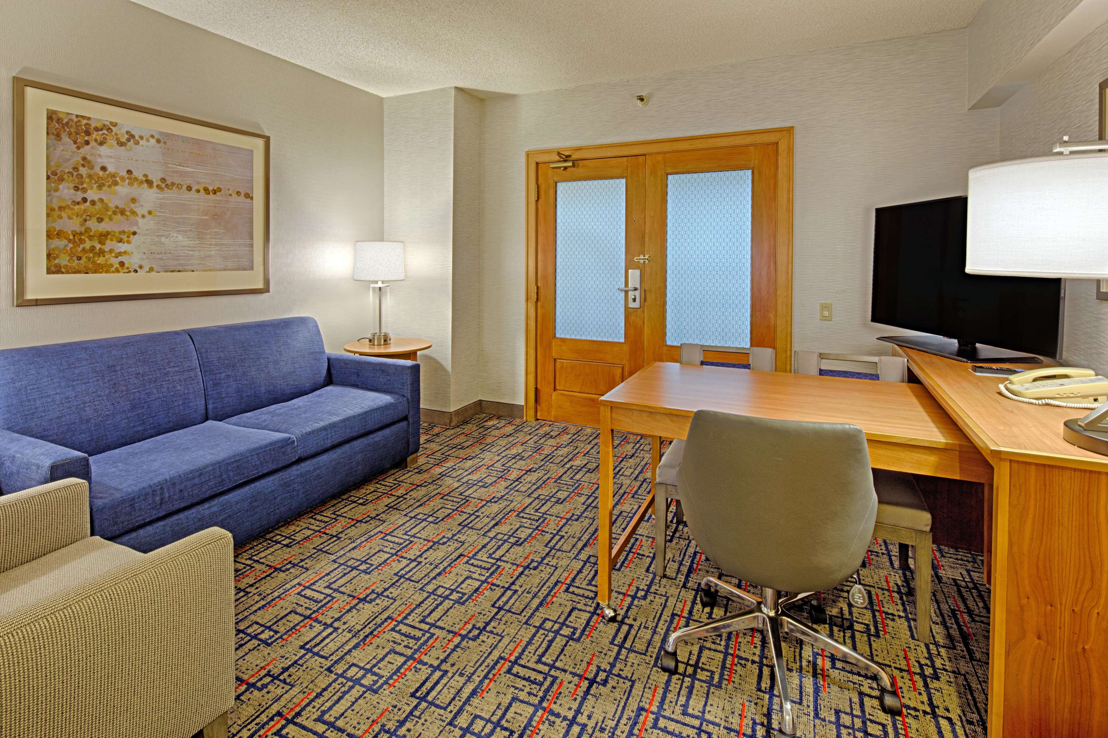 Embassy Suites by Hilton Chicago-O'Hare Rosemont Photo