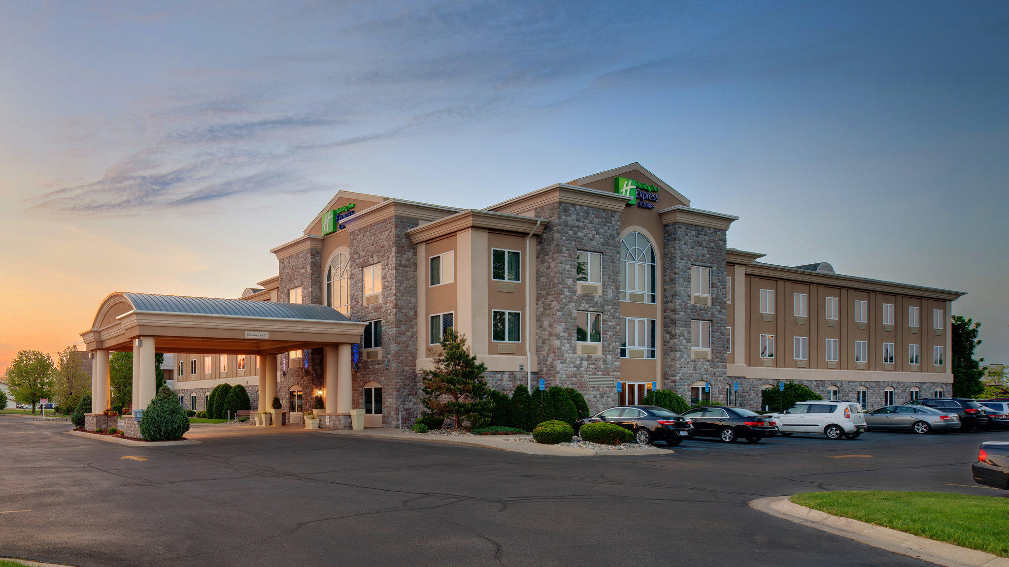 Holiday Inn Express & Suites Saginaw Photo