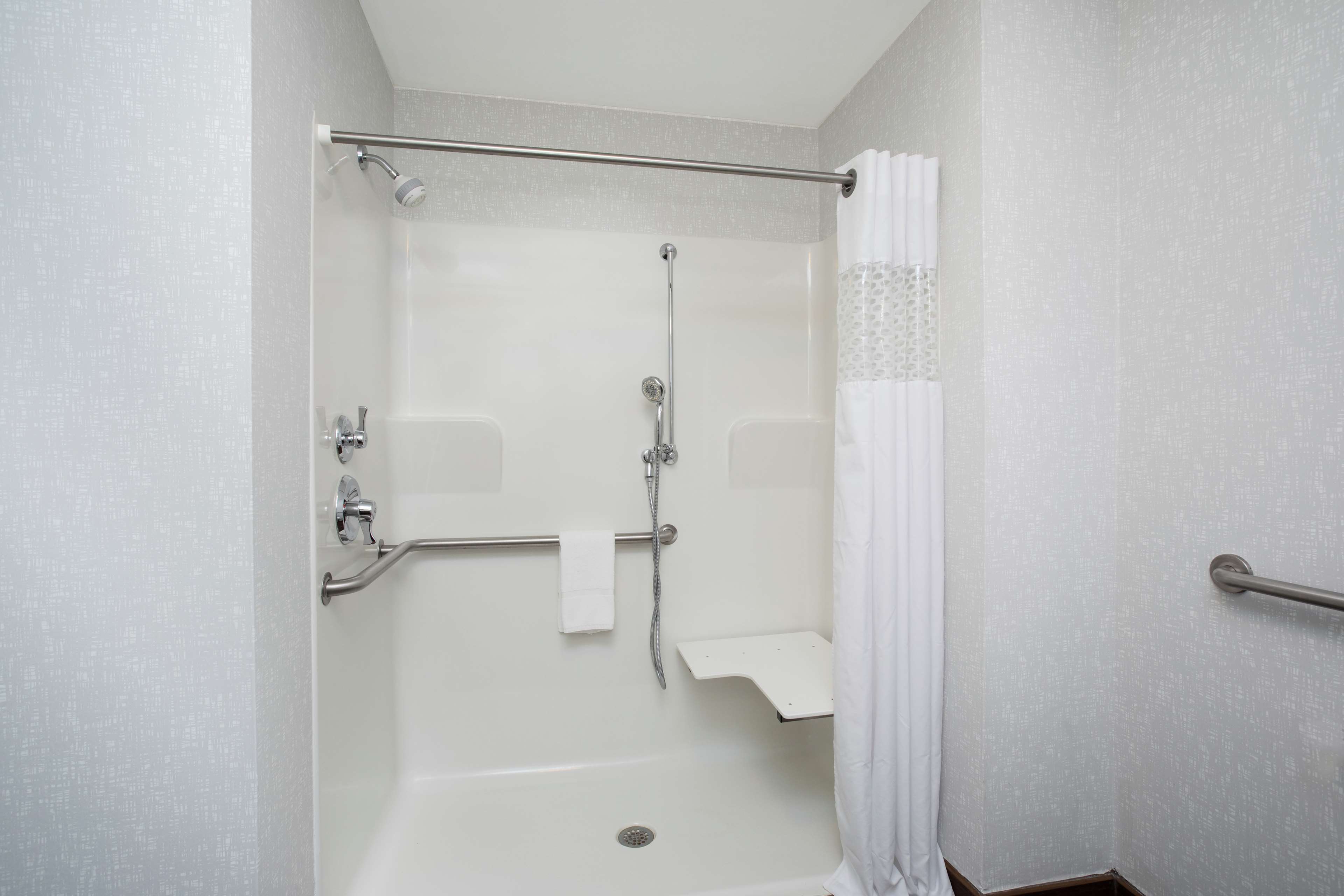 Guest room bath