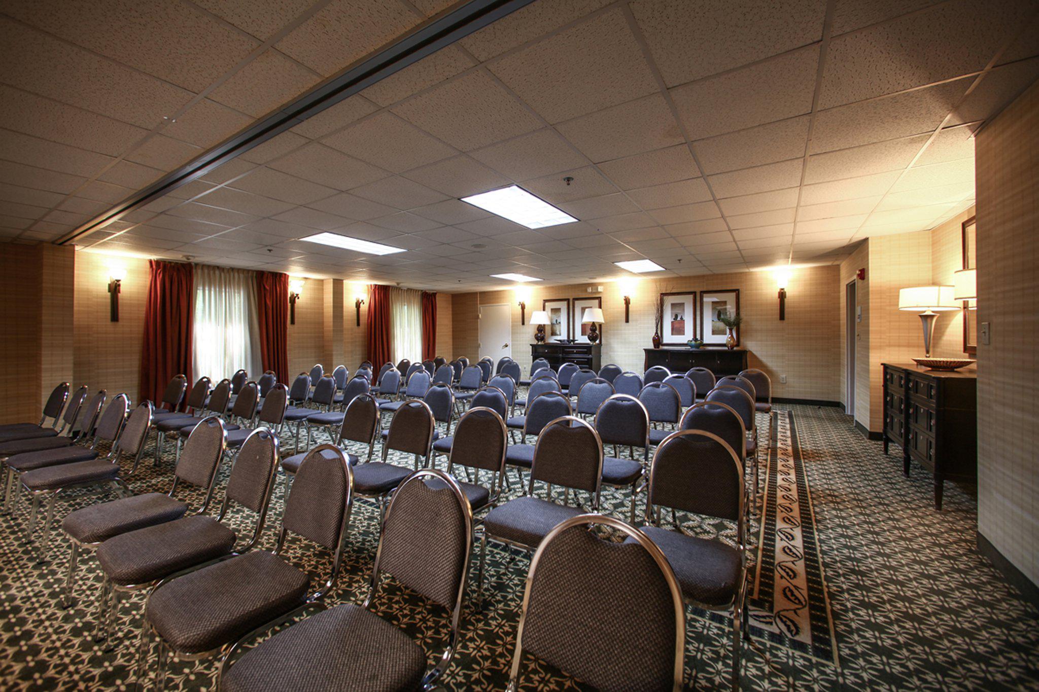 Holiday Inn Express & Suites Atlanta-Emory University Area Photo