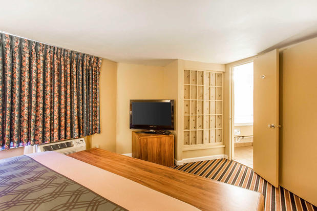 Images Econo Lodge Inn & Suites