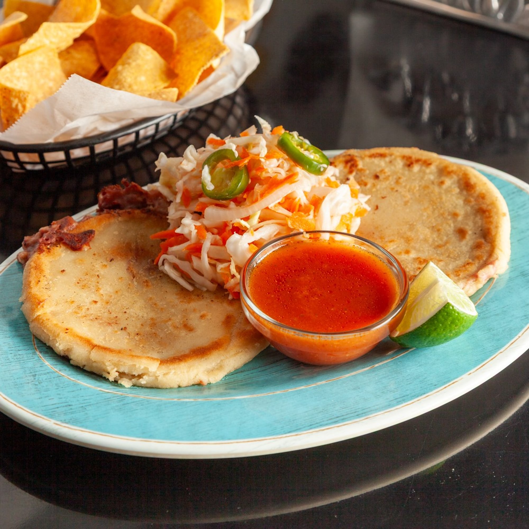 Pupusa Frijol y Queso