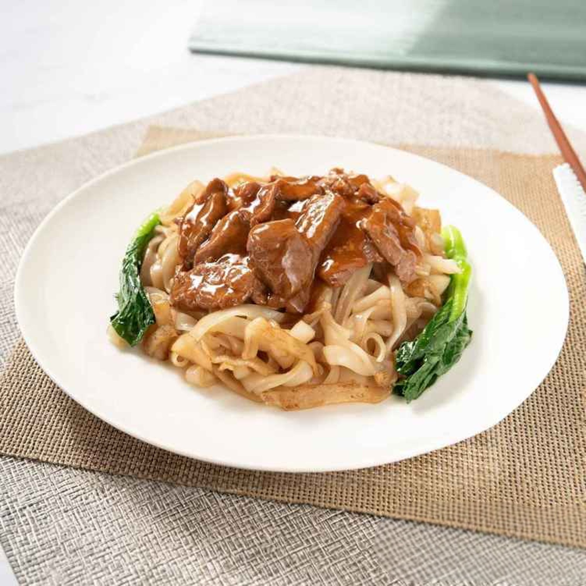ND7. 菜心牛炒麵/Pan Fried Noodle w. Sliced Beef and Yu Choy