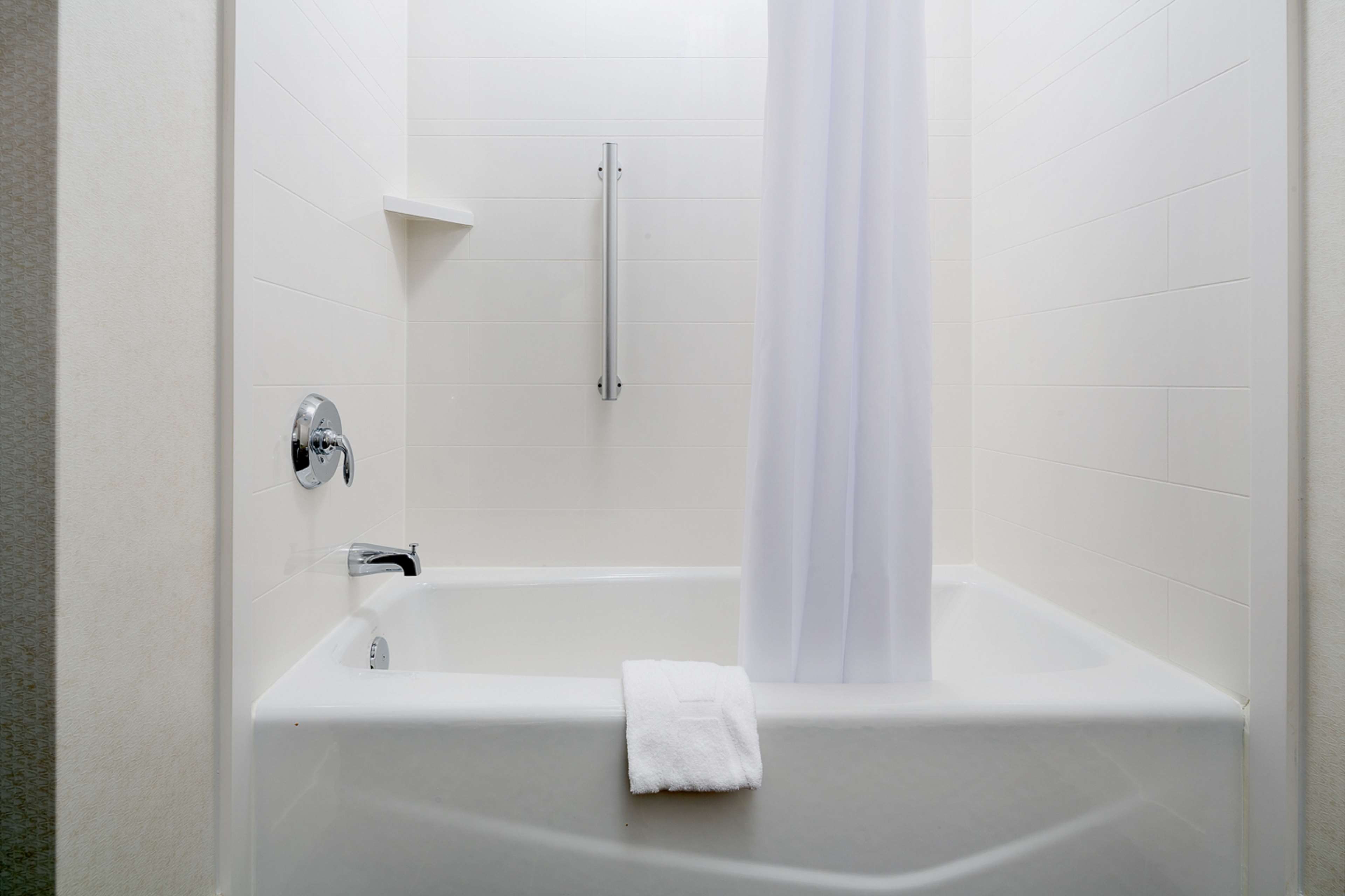 Guest room bath