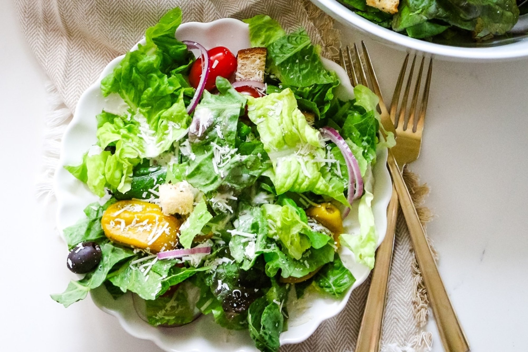 HOUSE romaine, mozzarella, tomato, red onions, black olives and banana pepper