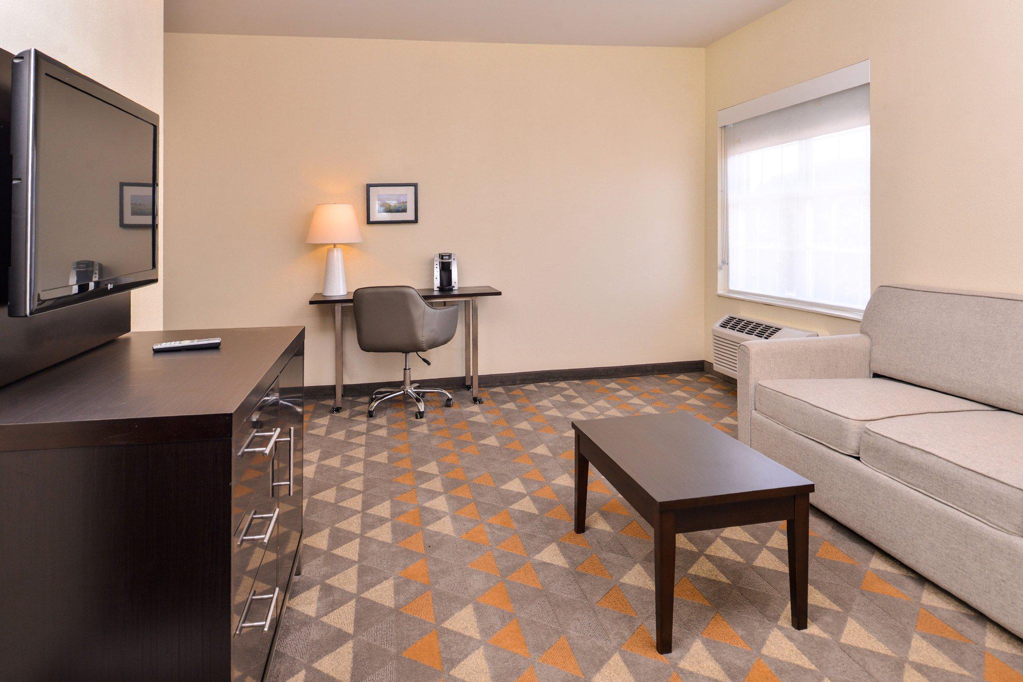 Holiday Inn & Suites Dallas-Addison Photo