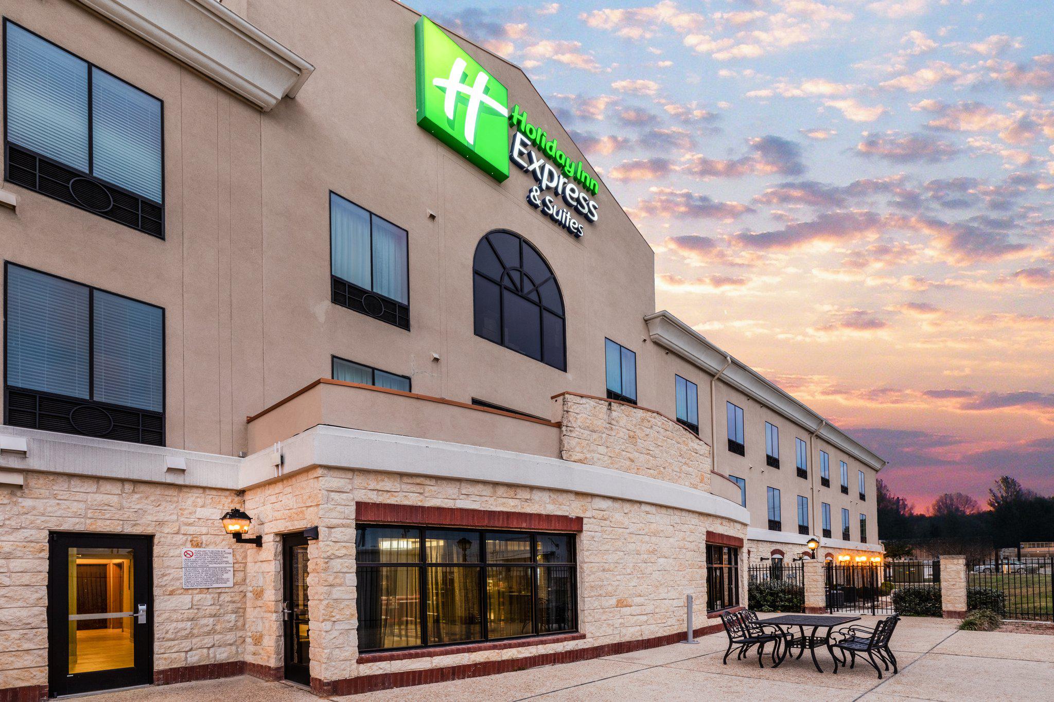 Holiday Inn Express & Suites Floresville Photo