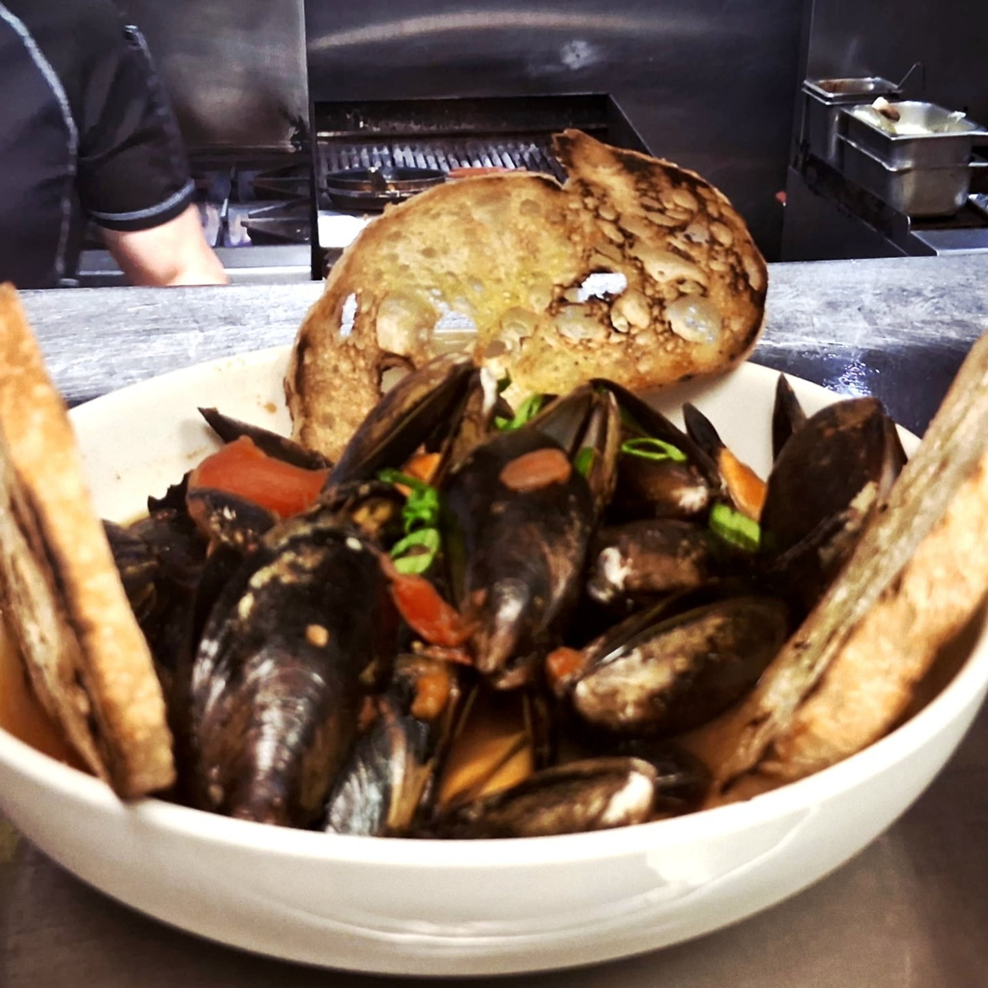 Spicy Saffron Mussels