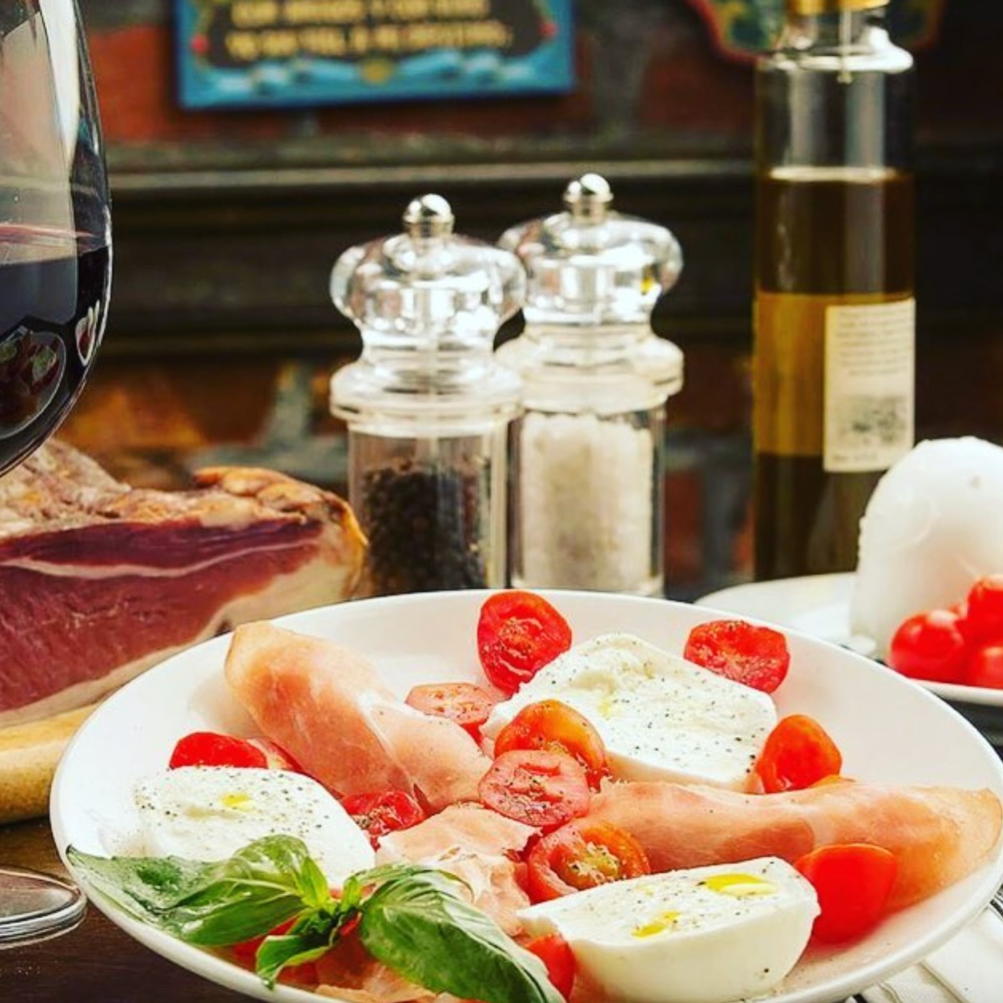 Burrata (Napolitana) Con Prosciutto Ahumado Italiano O Con Jamon Cocido Italiano
