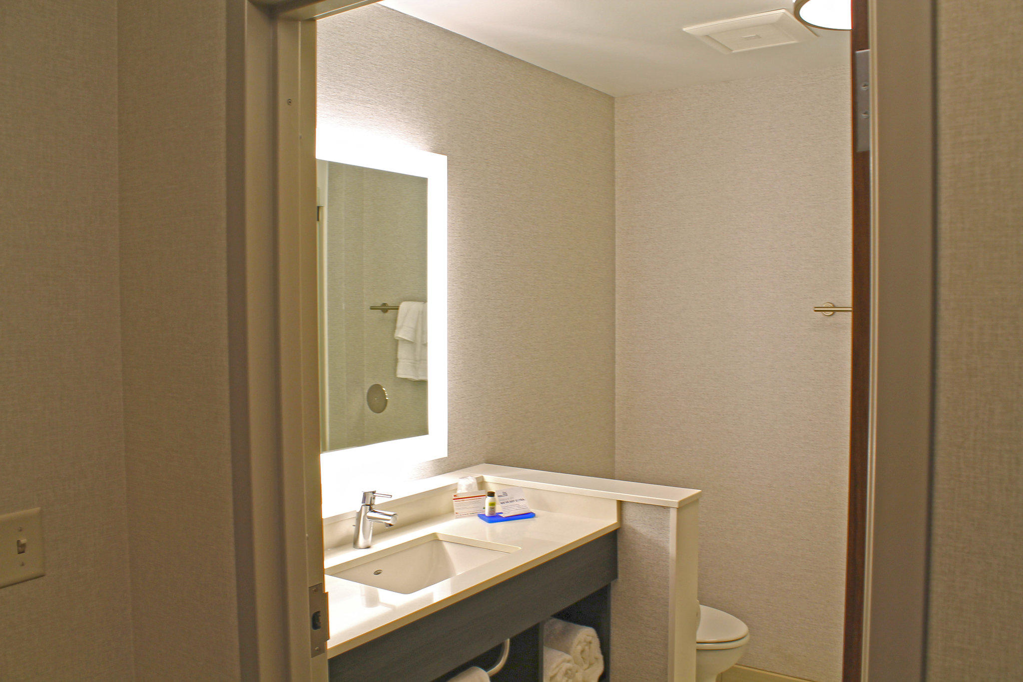 Holiday Inn Express & Suites St. Louis South - I-55 Photo