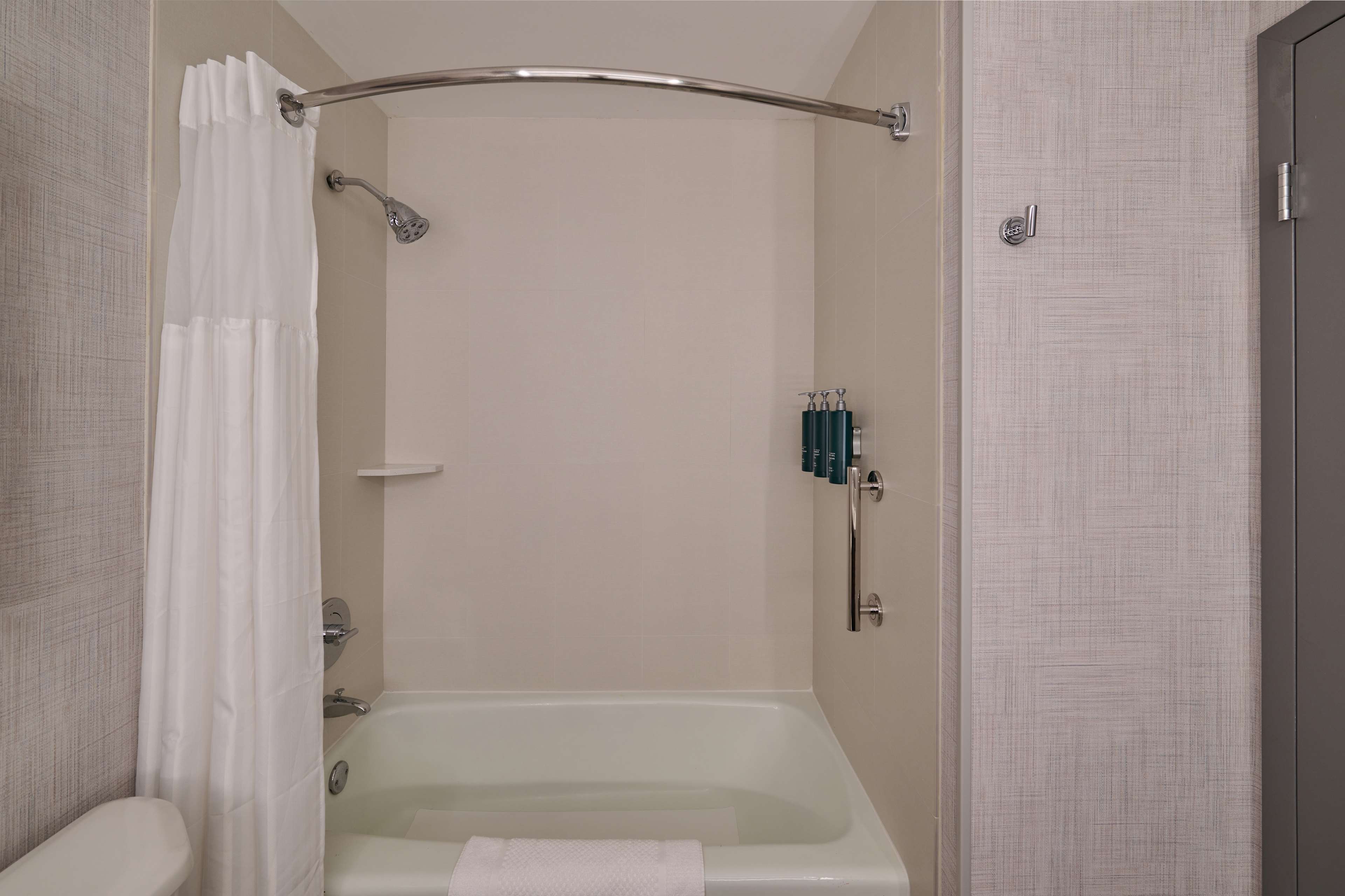 Guest room bath