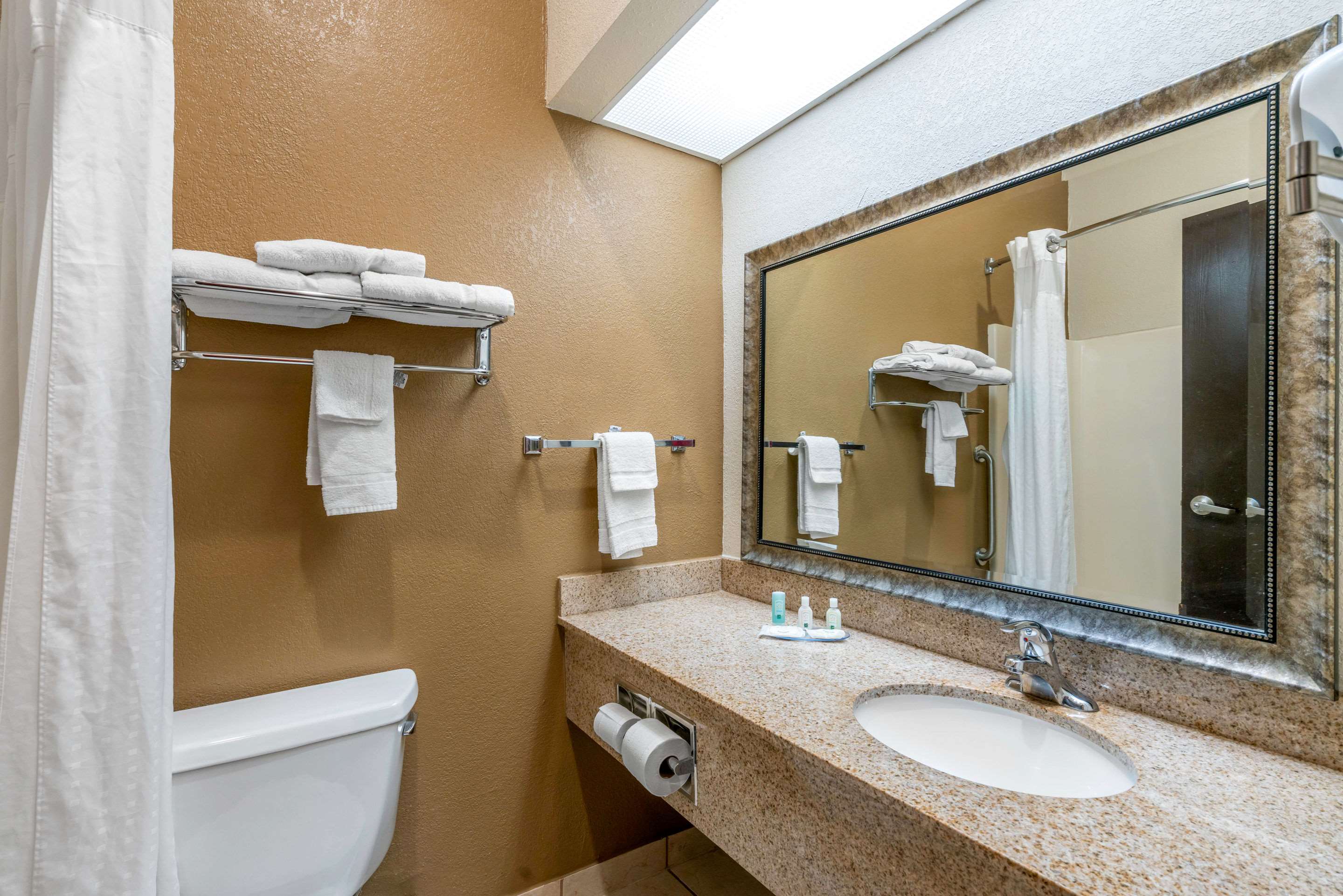 Quality Inn & Suites Jefferson City Photo