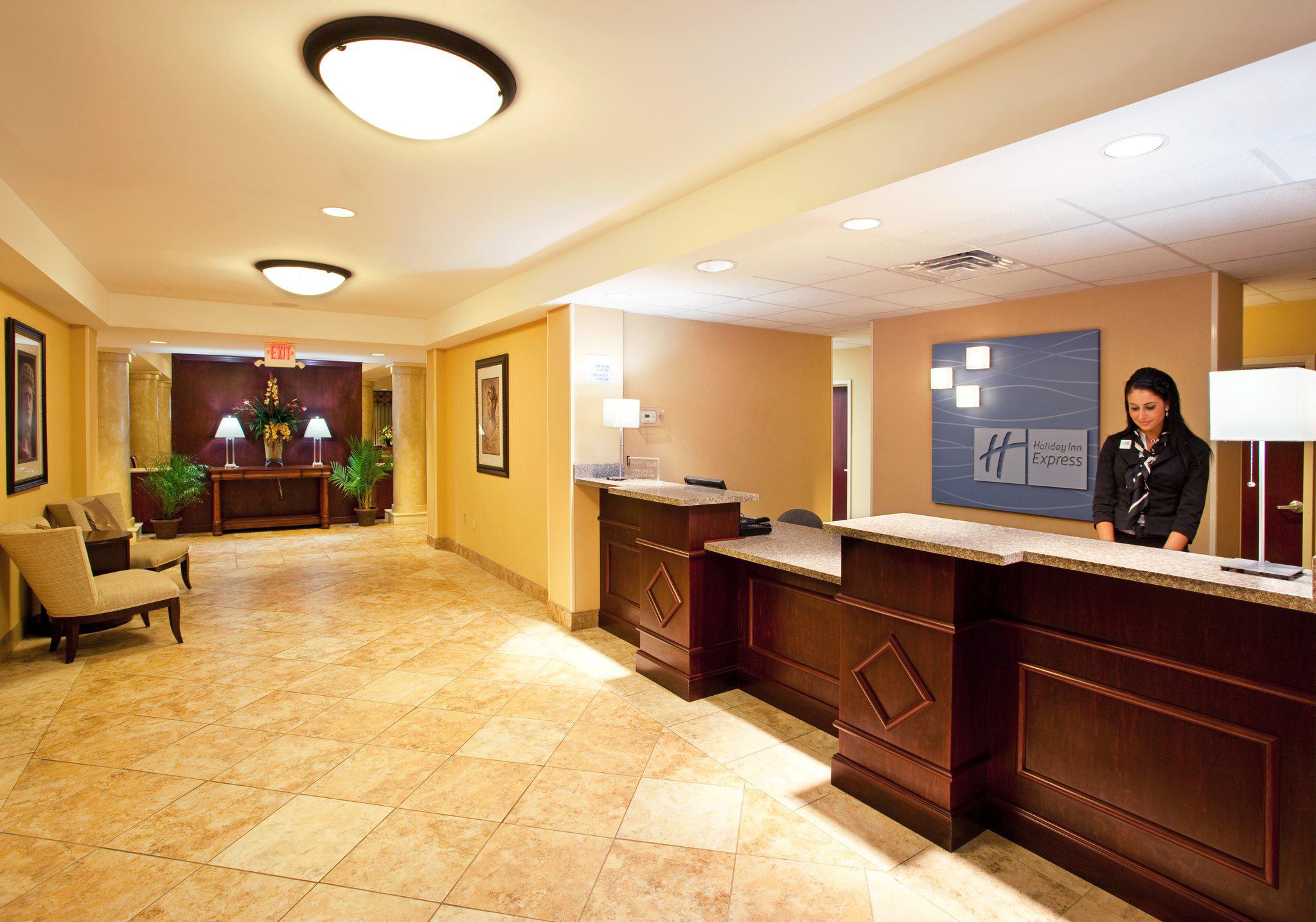 Holiday Inn Express & Suites Niagara Falls Photo