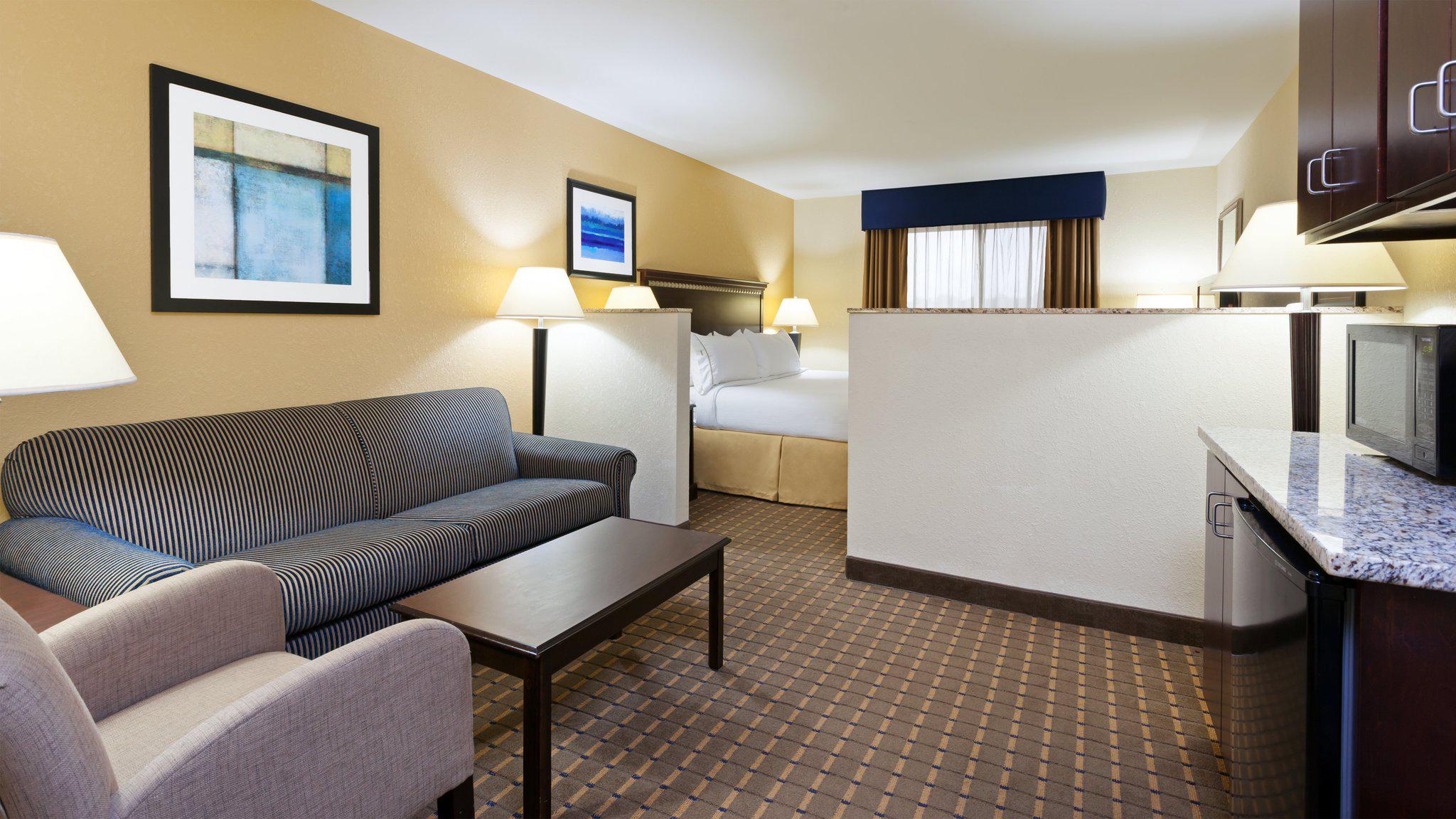 Holiday Inn Express & Suites Allentown West Photo