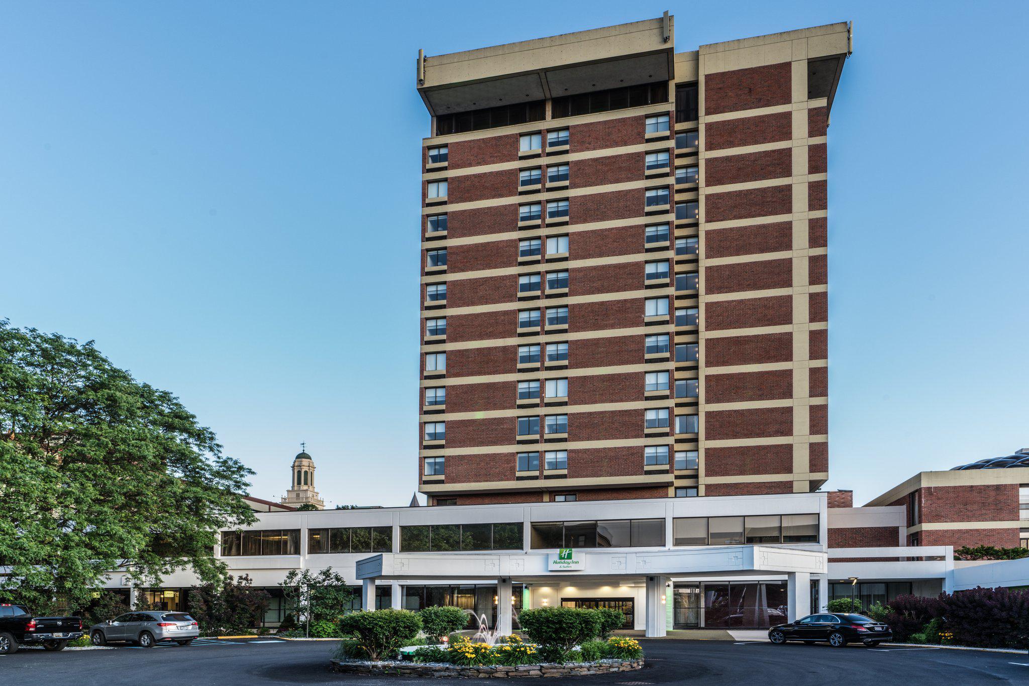 Holiday Inn & Suites Pittsfield-Berkshires Photo