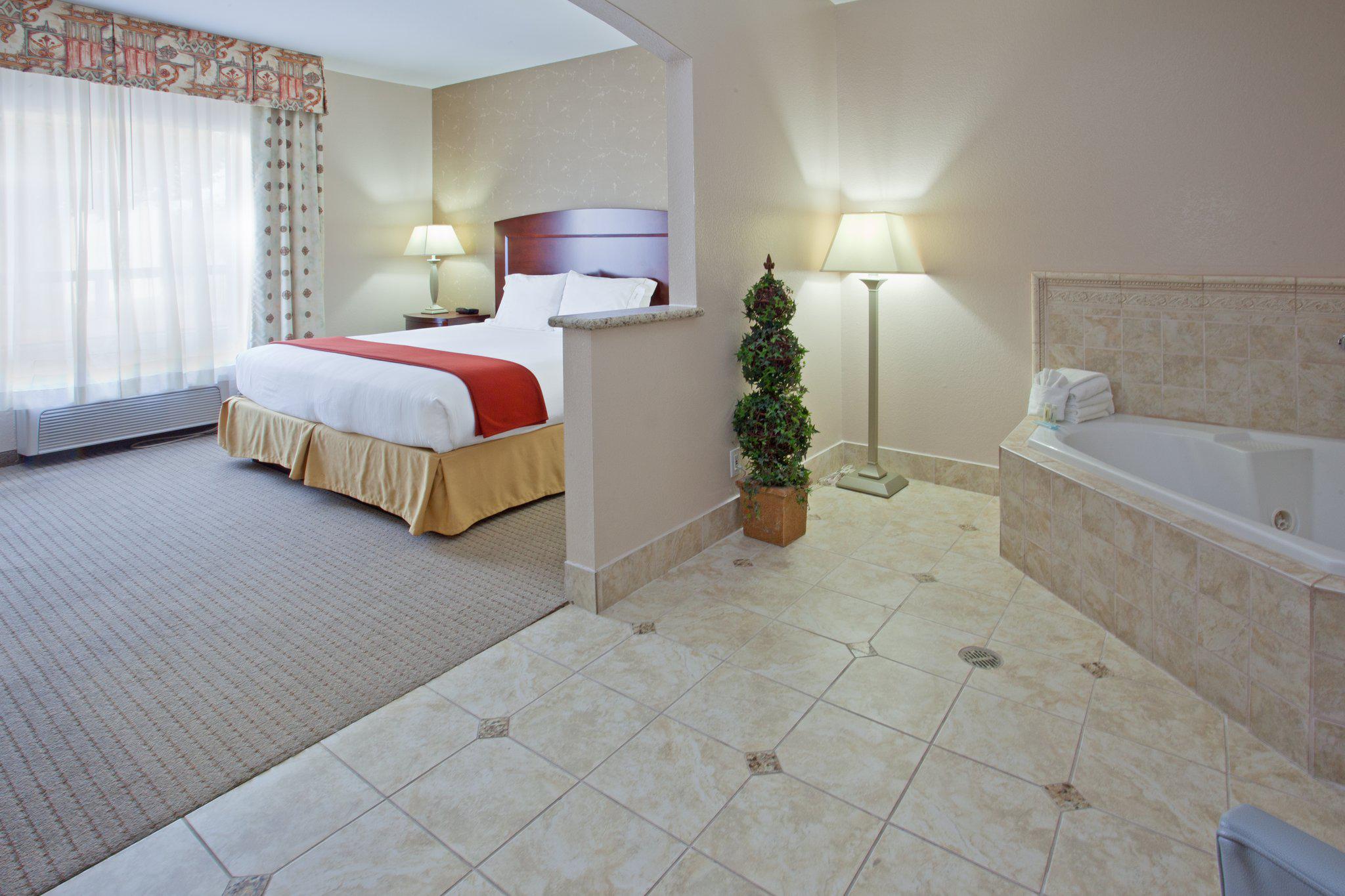 Holiday Inn Express & Suites College Station Photo