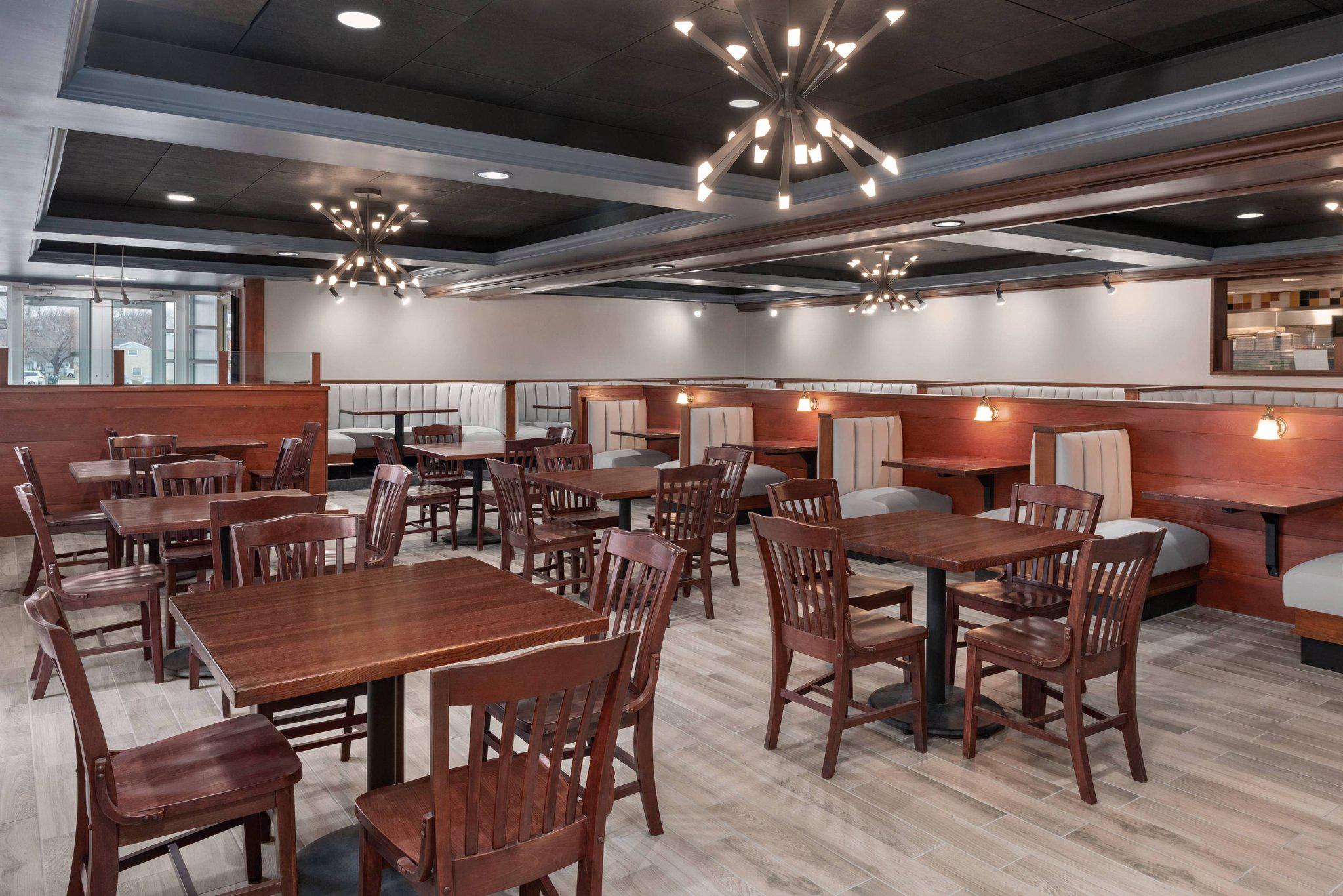 Milwaukee Airport Hotel Photo