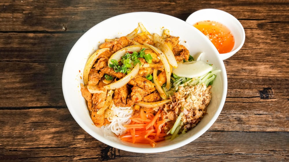 V4. Vermicelli with Onion, Lemongrass Sauteed Chicken