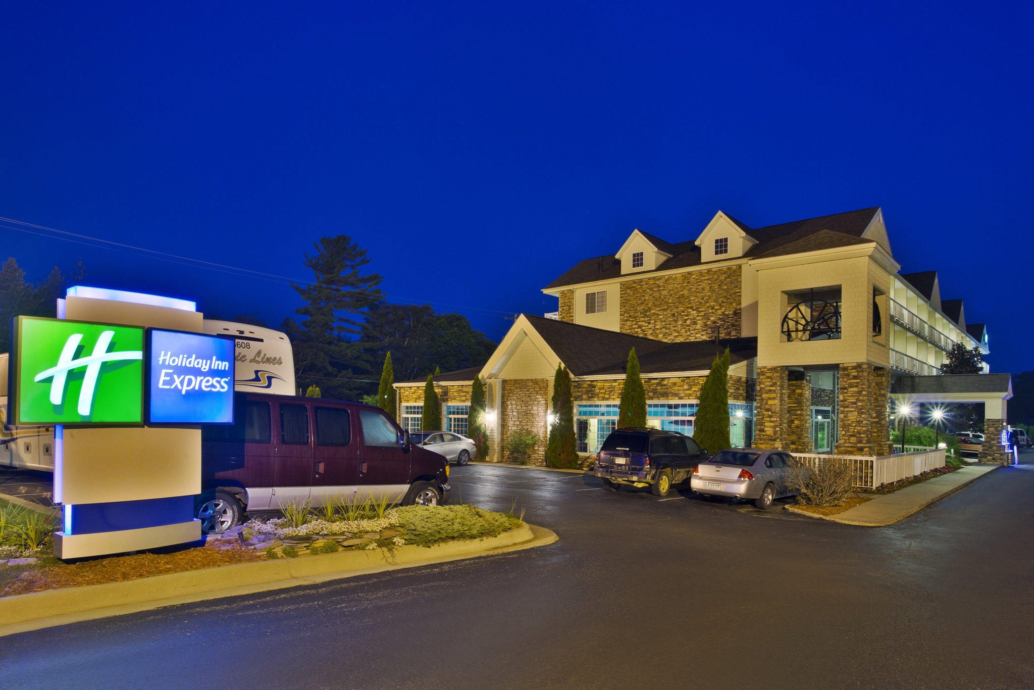 Holiday Inn Express Mackinaw City Photo