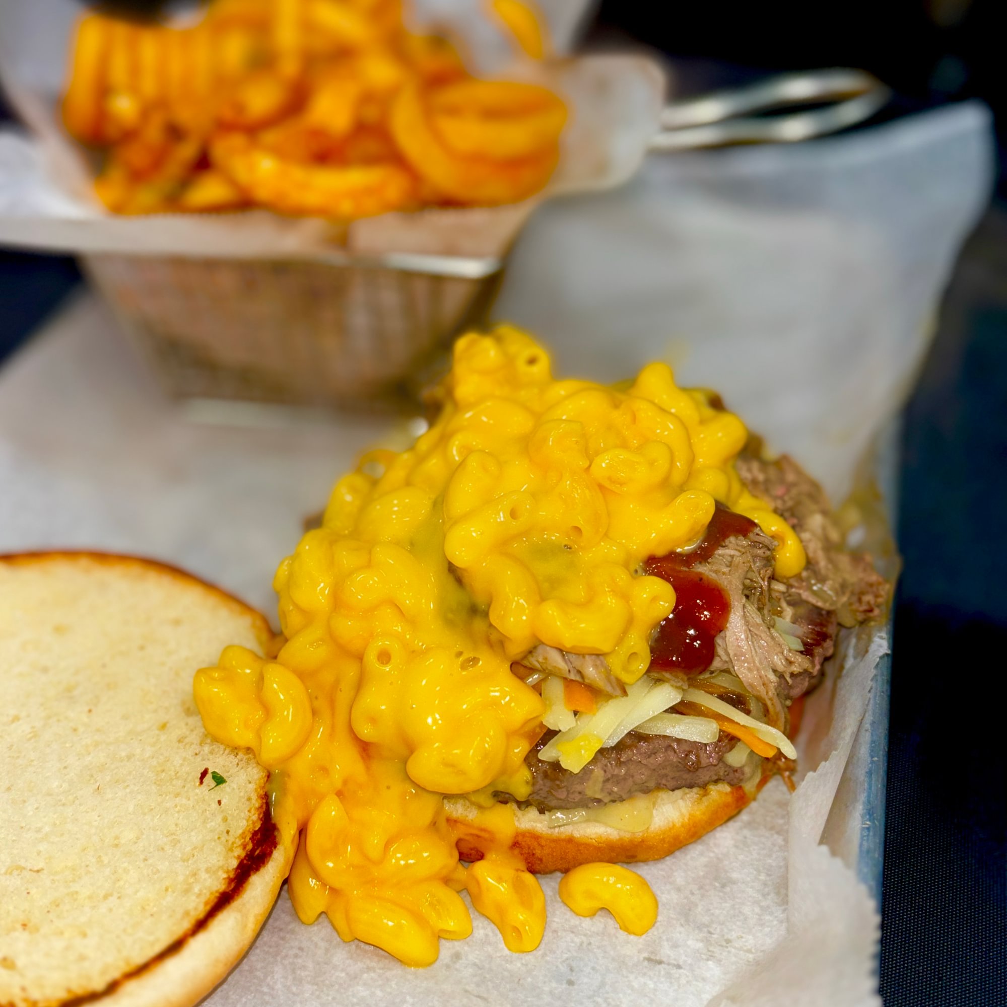 Pulled Pork Mac & Cheeseburger