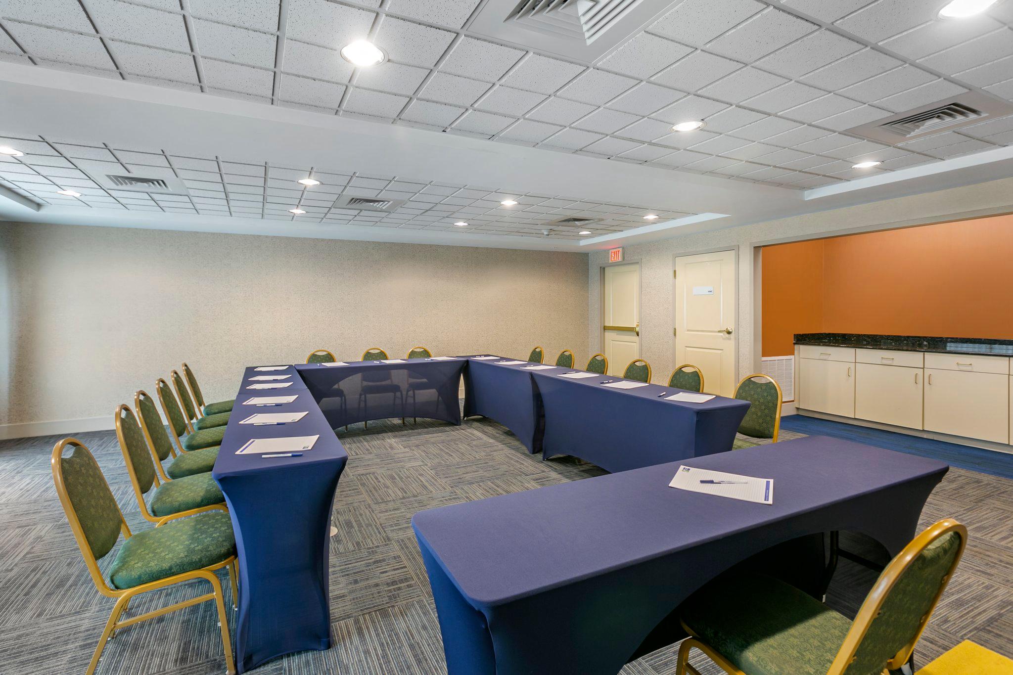 Holiday Inn Express & Suites Mount Arlington-Rockaway Area Photo