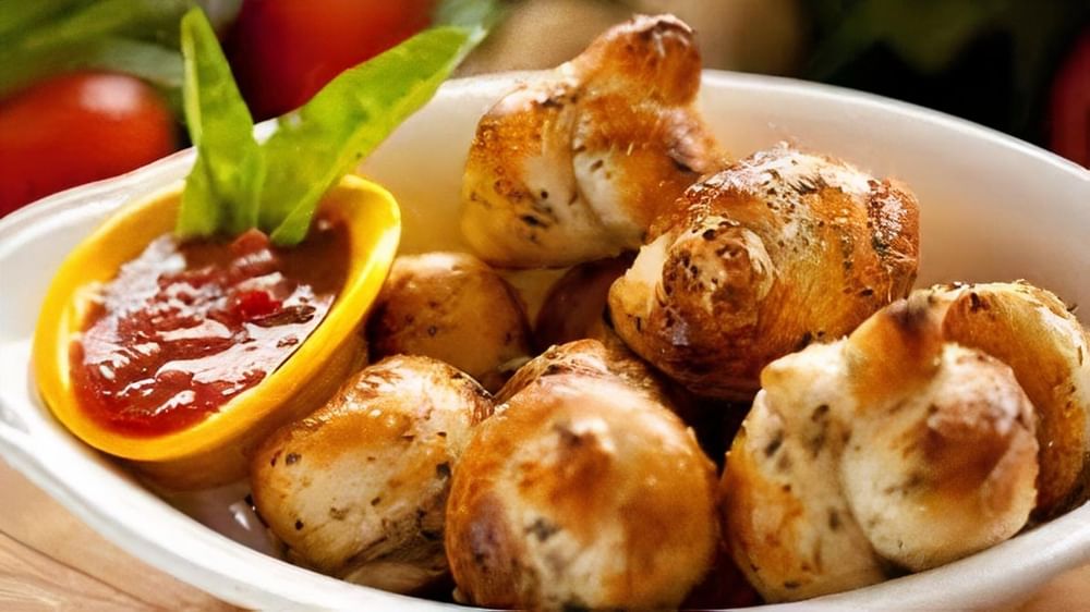 Garlic Knots with Sauce (6 Pc)