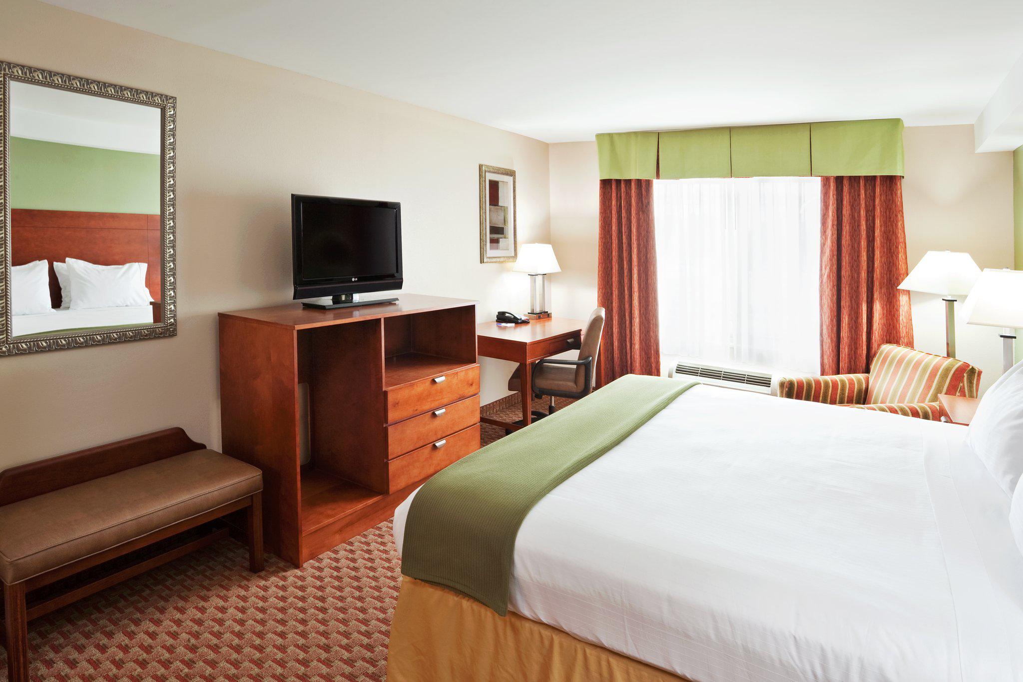 Holiday Inn Express & Suites Niagara Falls Photo