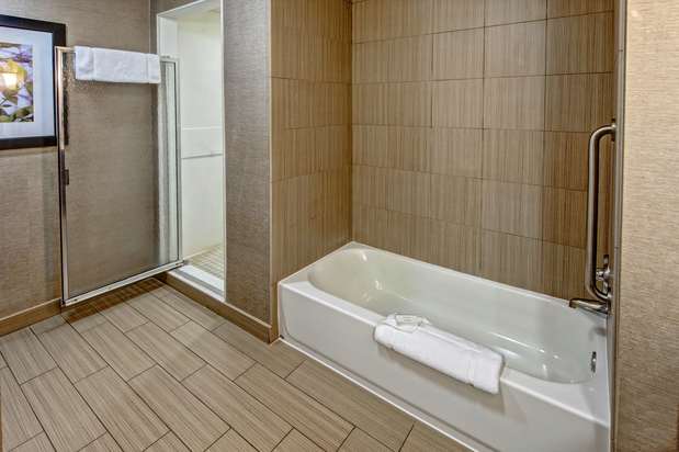 Images Hilton Garden Inn Birmingham/Lakeshore Drive